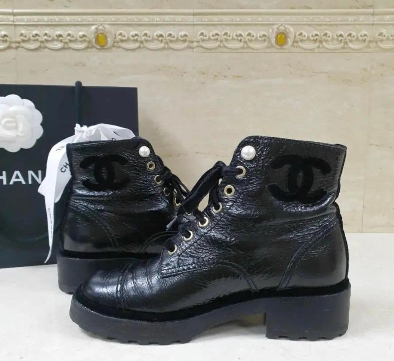 Chanel black crackled calfskin leather. 
Pearl detail and velvet laces. 
Heeled boot. 
Lace up. 
Colour: black.
Sz.37
Good condition. Signs of wear seen on pics.
No box. No dust bag.