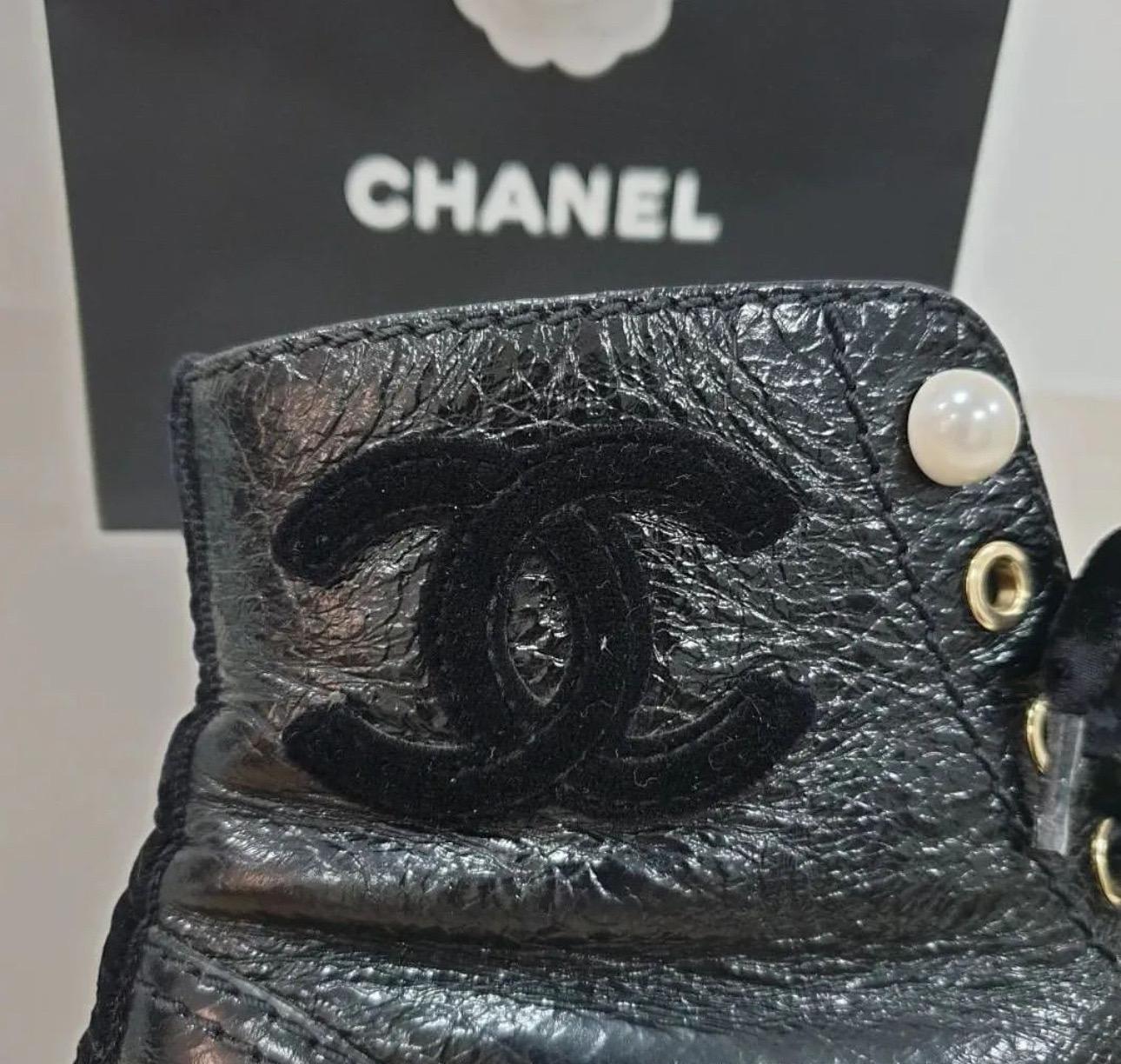 Chanel black crackled calfskin leather. 

Pearl detail and velvet laces. 

Heeled boot. 

Lace up. 

Colour: black.

Sz.37

Good condition. Signs of wear seen on pics.

No box. No dust bag.
