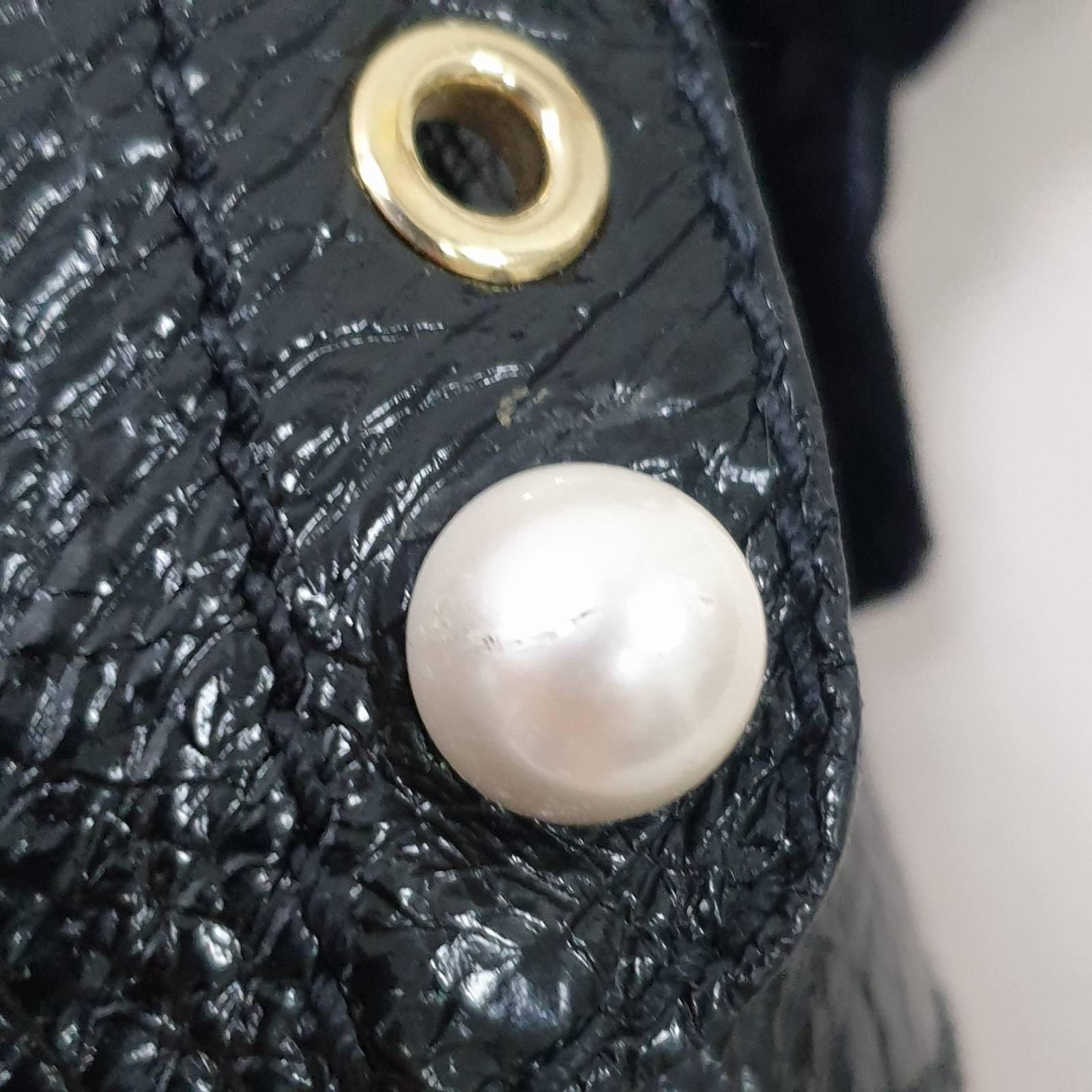 Chanel Stiefel aus Kalbsleder mit Perlenverzierung und Craquelé im Angebot 4