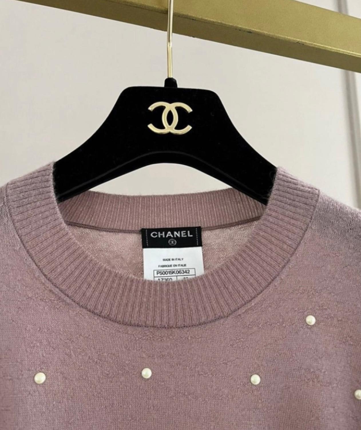 Chanel dusty rose mohair / cashmere jumper with pearl embellishment.
CC logo charm at waist
Size mark 40 FR. Condition of a new thing.