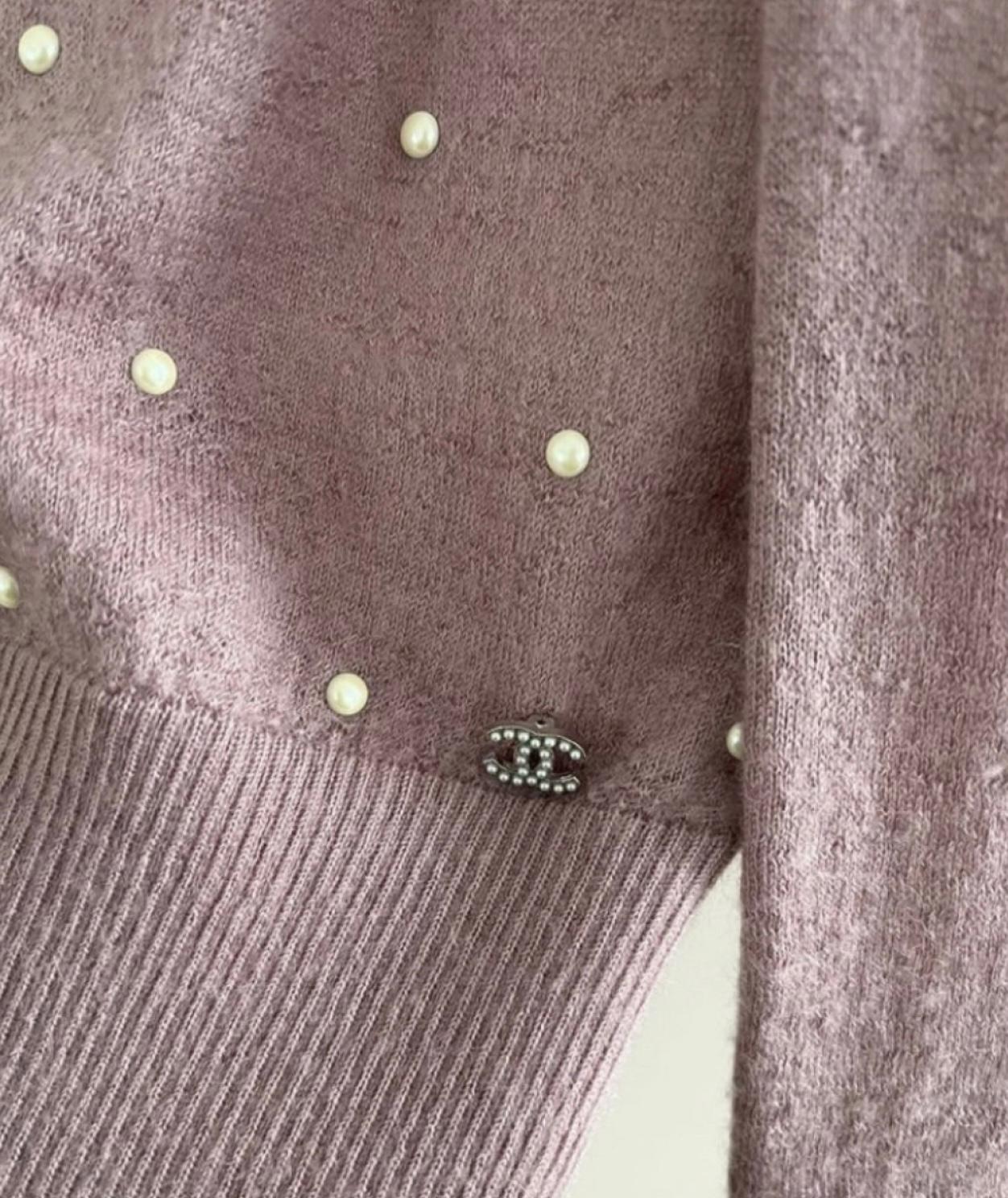 Chanel Pearl Embellished Dusty Rose Cashmere Jumper In Excellent Condition In Dubai, AE