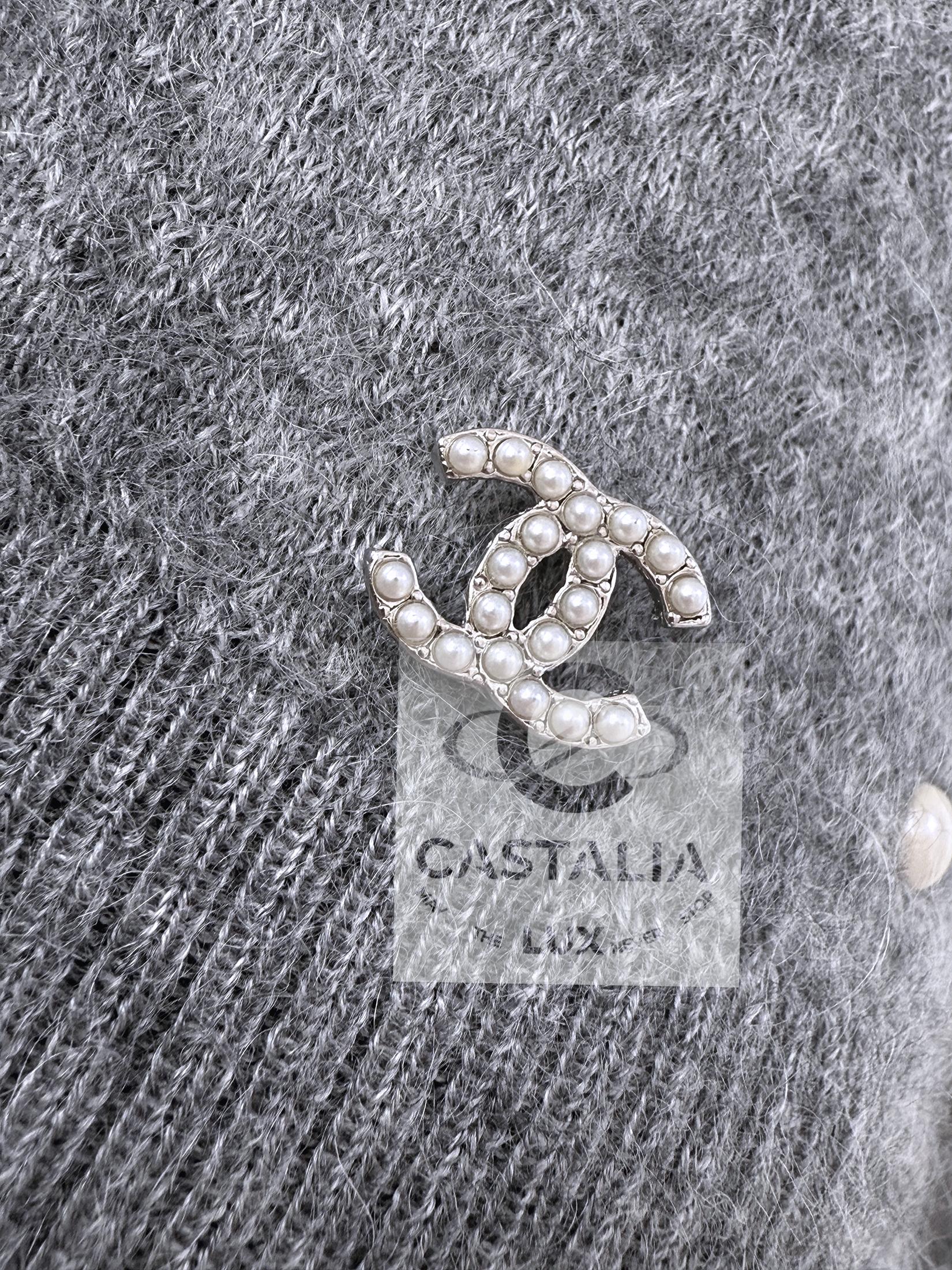 CHANEL Pearl Embellished Grey Jumper 34 FR For Sale 8