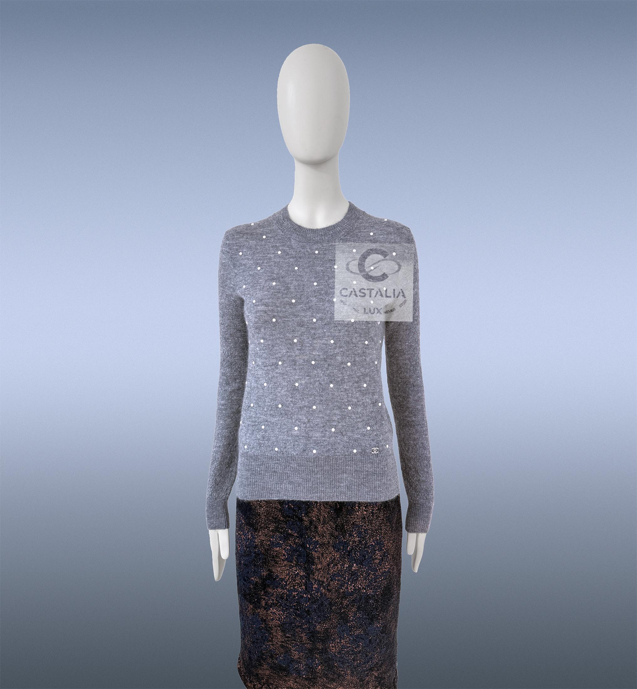 CHANEL Pearl Embellished Grey Jumper 34 FR In New Condition For Sale In Dubai, AE