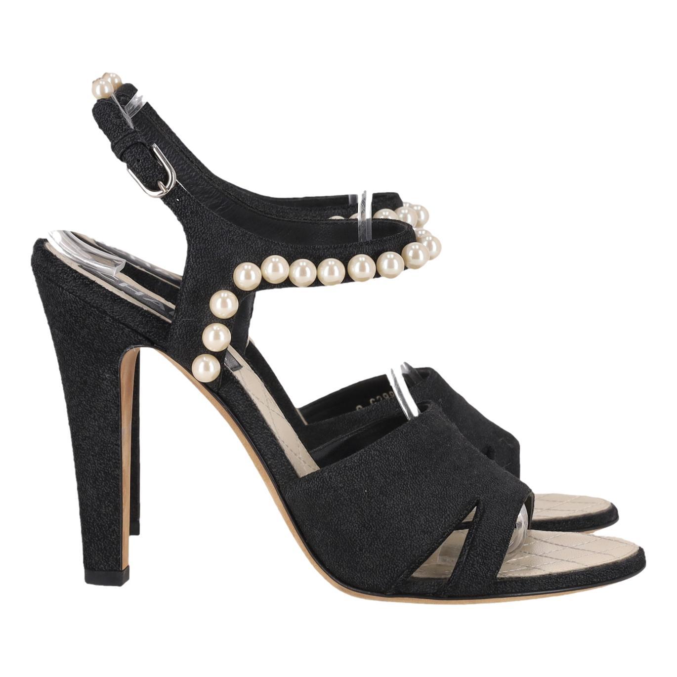 Noir Sandales en daim ornées de perles de Chanel en vente