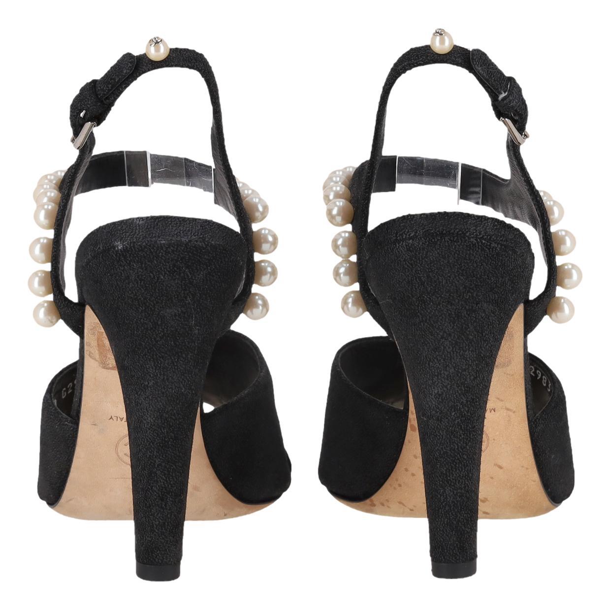 Sandales en daim ornées de perles de Chanel Bon état - En vente à London, GB
