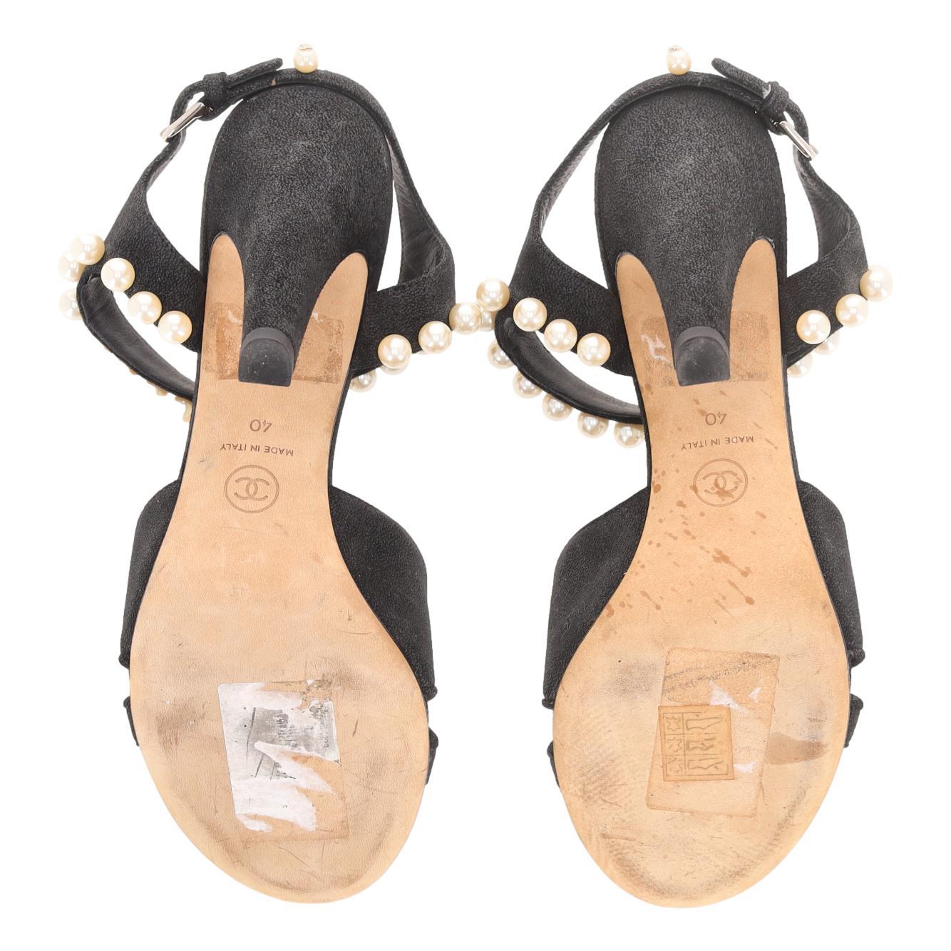 Sandales en daim ornées de perles de Chanel en vente 1
