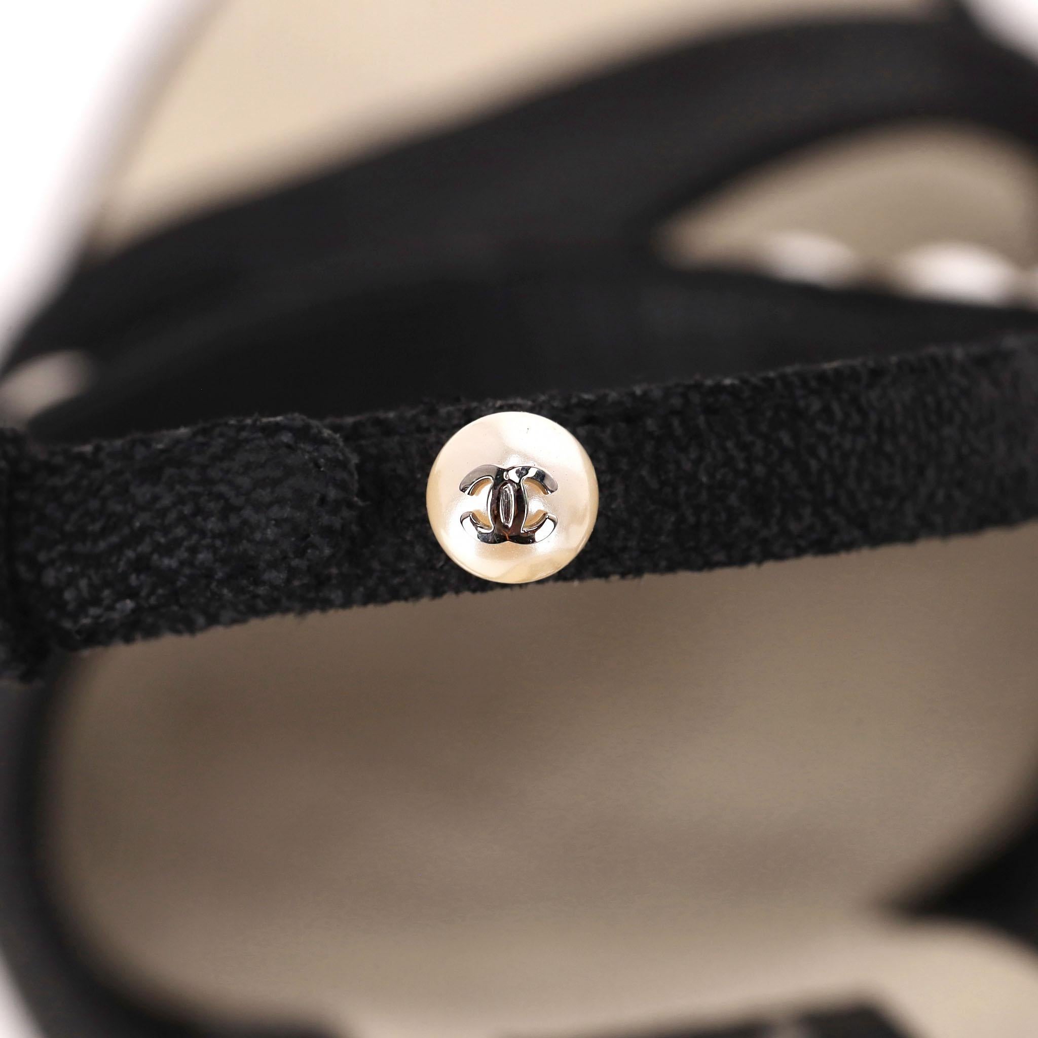 Sandales en daim ornées de perles de Chanel en vente 2