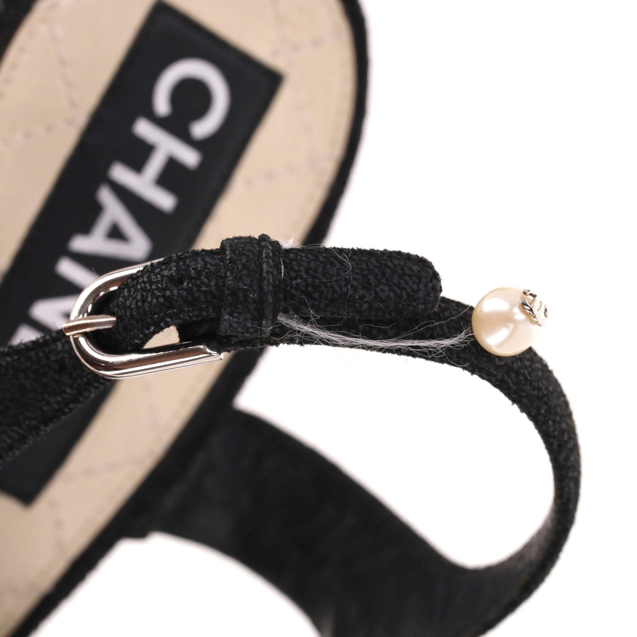 Sandales en daim ornées de perles de Chanel en vente 4