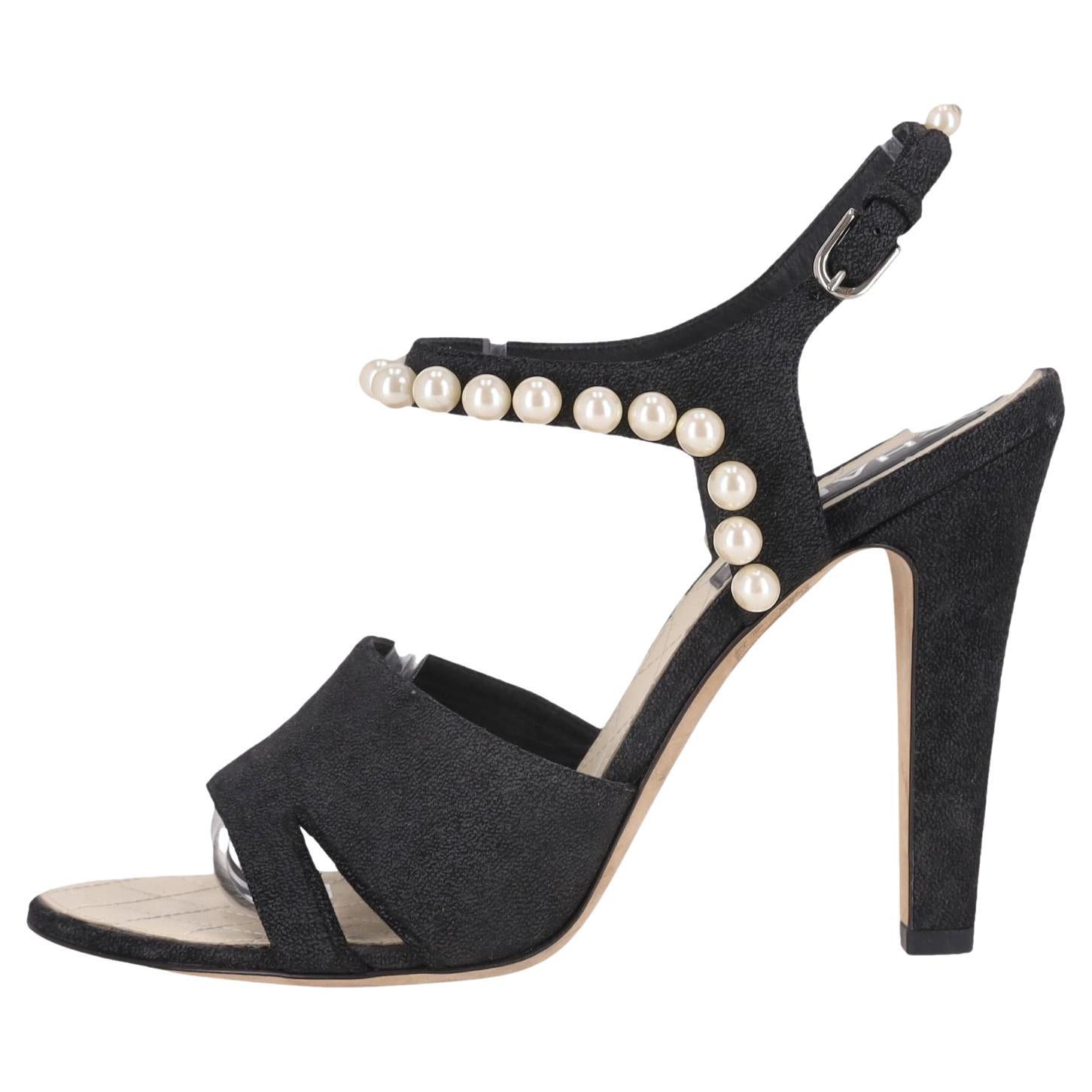 Sandales en daim ornées de perles de Chanel en vente