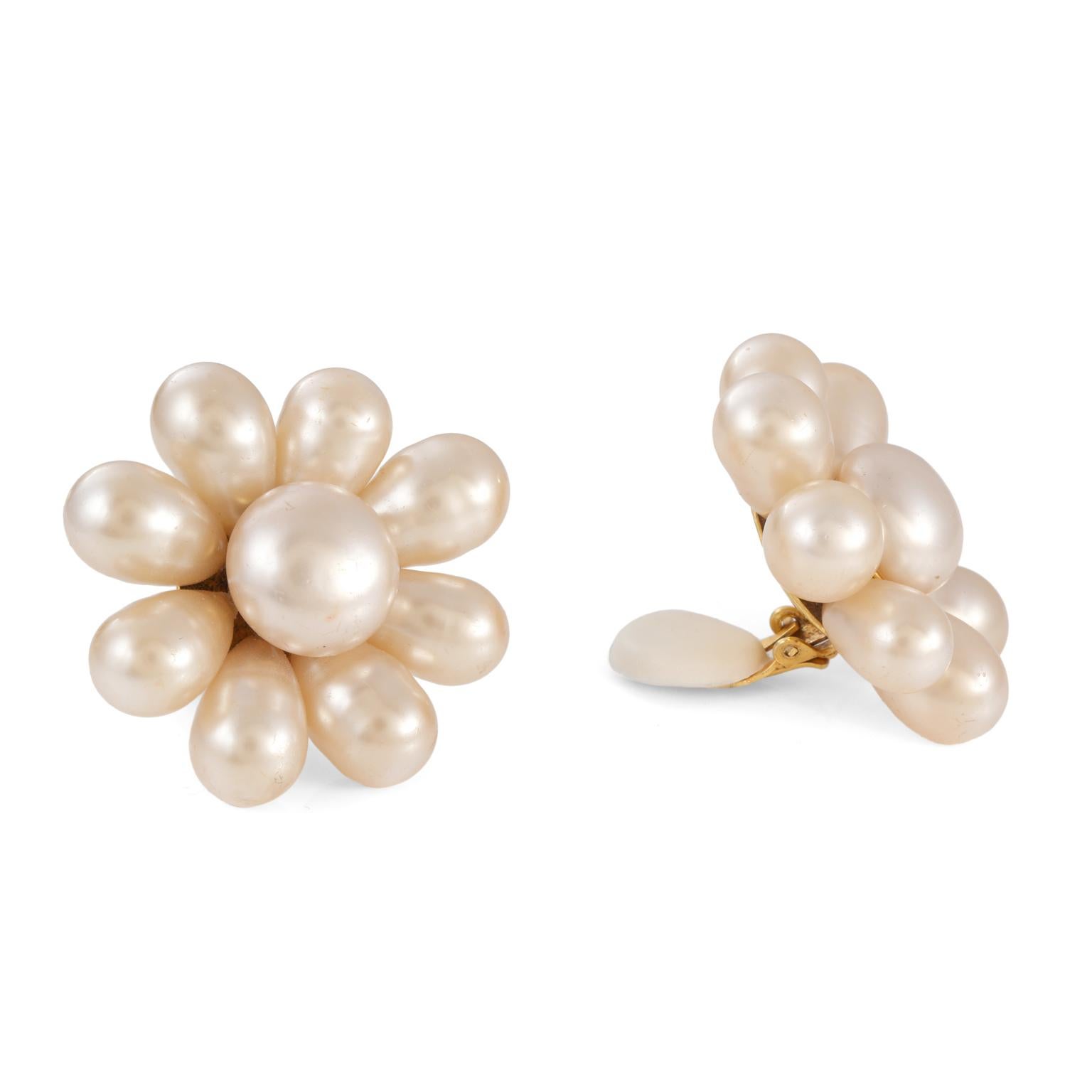 Boucles d'oreilles Chanel en perles et fleurs Bon état - En vente à Palm Beach, FL