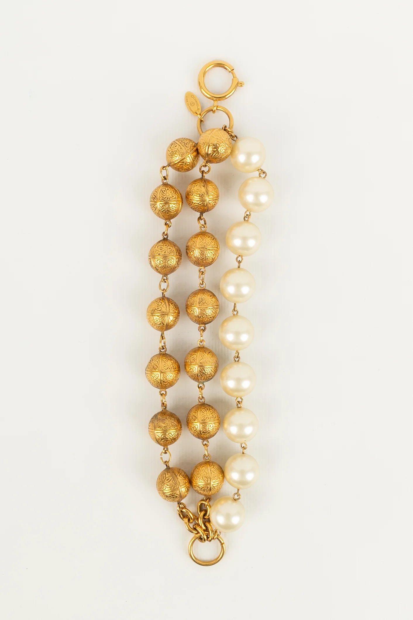 Chanel - (Made in France) Bracelet of pearly pearls and gold metal beads. Jewel from the 1980s.

Additional information:
Dimensions: Length: 22 cm 
Condition: Very good condition
Seller Ref number: BRAB25