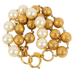 Chanel Pulsera de perlas de metal dorado