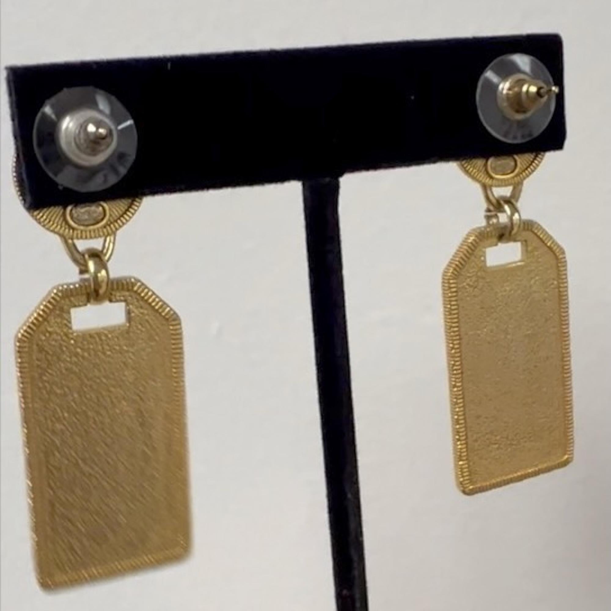 Chanel Pearl Gold Signature Tag Drop Earrings Mini In Excellent Condition For Sale In Montreal, Quebec