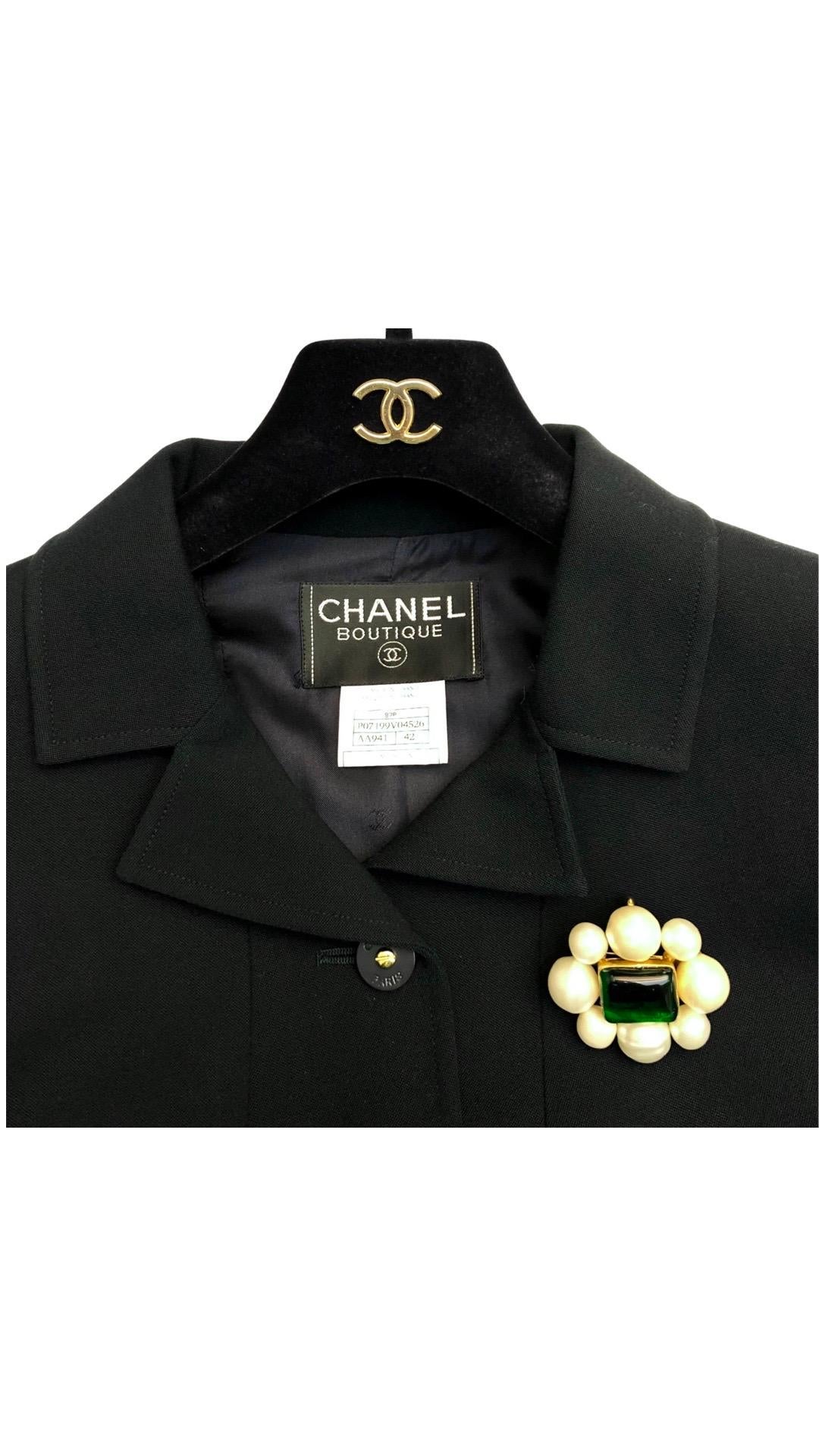 Women's or Men's Chanel Pearl Green Gripoix Gold Toned Hardware Brooch