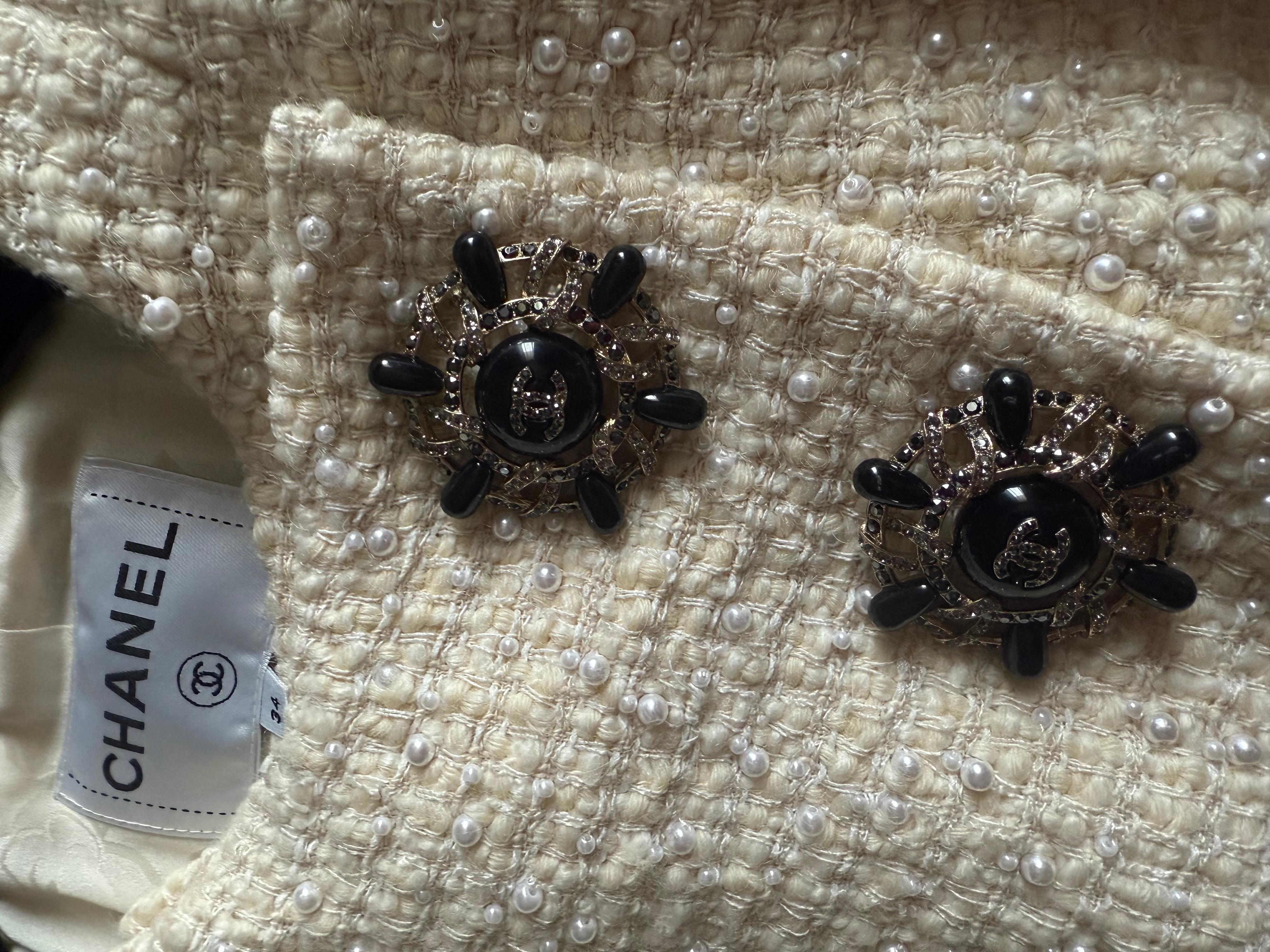 Chanel Perle  Hamburger Tweedjacke mit Perlenbesatz und Broschenknöpfen im Angebot 5