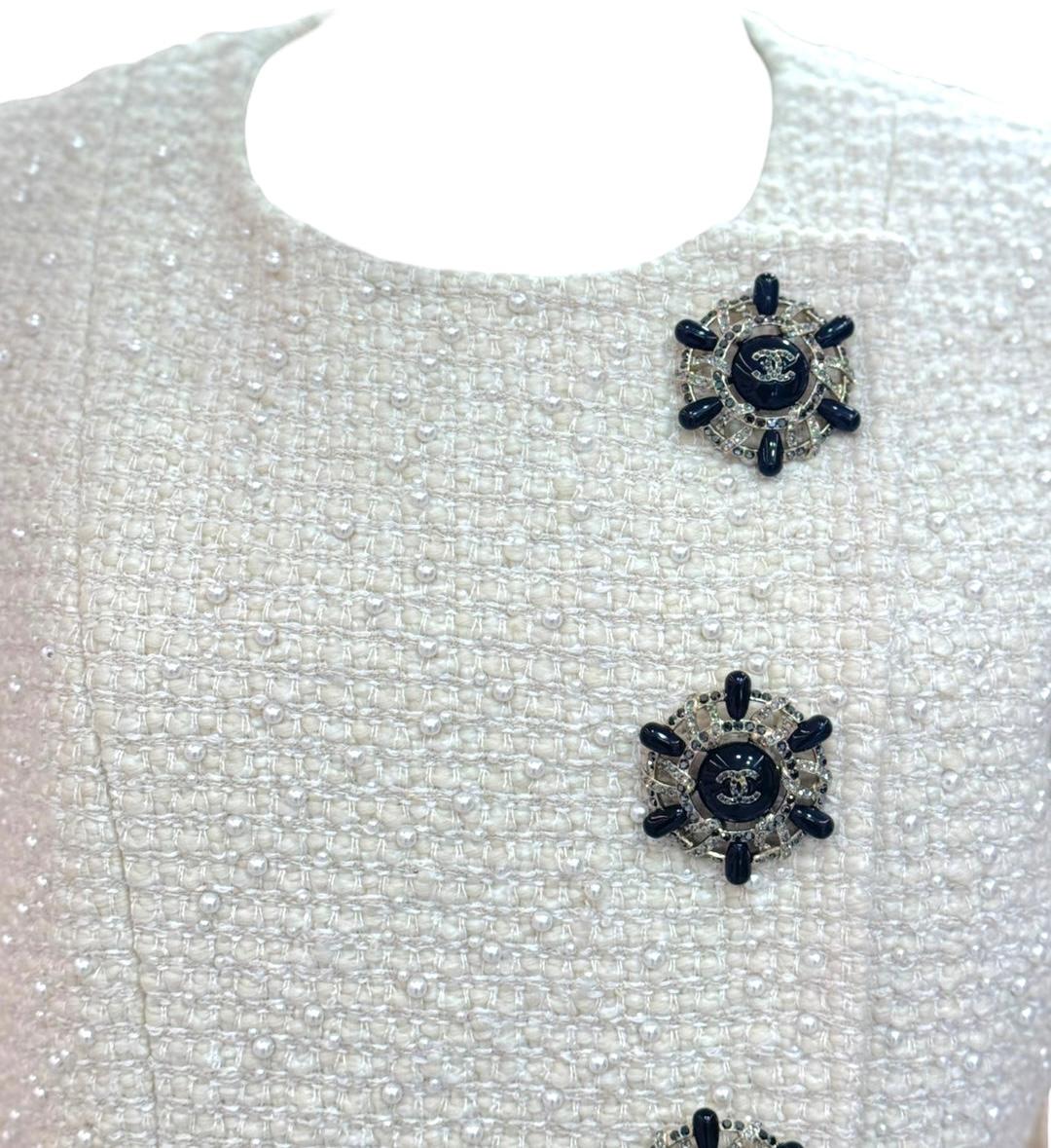 Chanel Perle  Hamburger Tweedjacke mit Perlenbesatz und Broschenknöpfen im Zustand „Hervorragend“ im Angebot in London, England