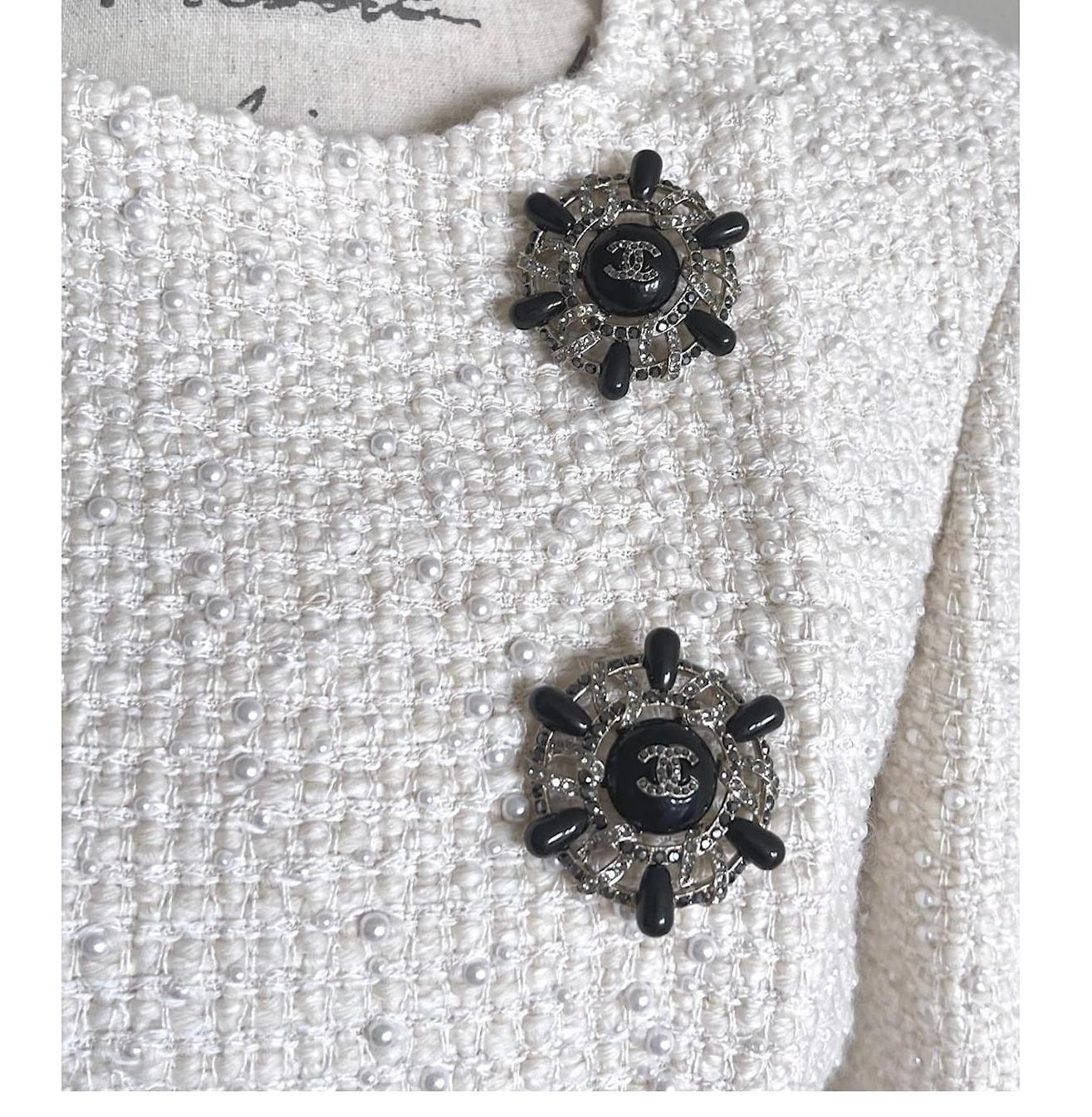 Chanel Perle  Hamburger Tweedjacke mit Perlenbesatz und Broschenknöpfen für Damen oder Herren im Angebot