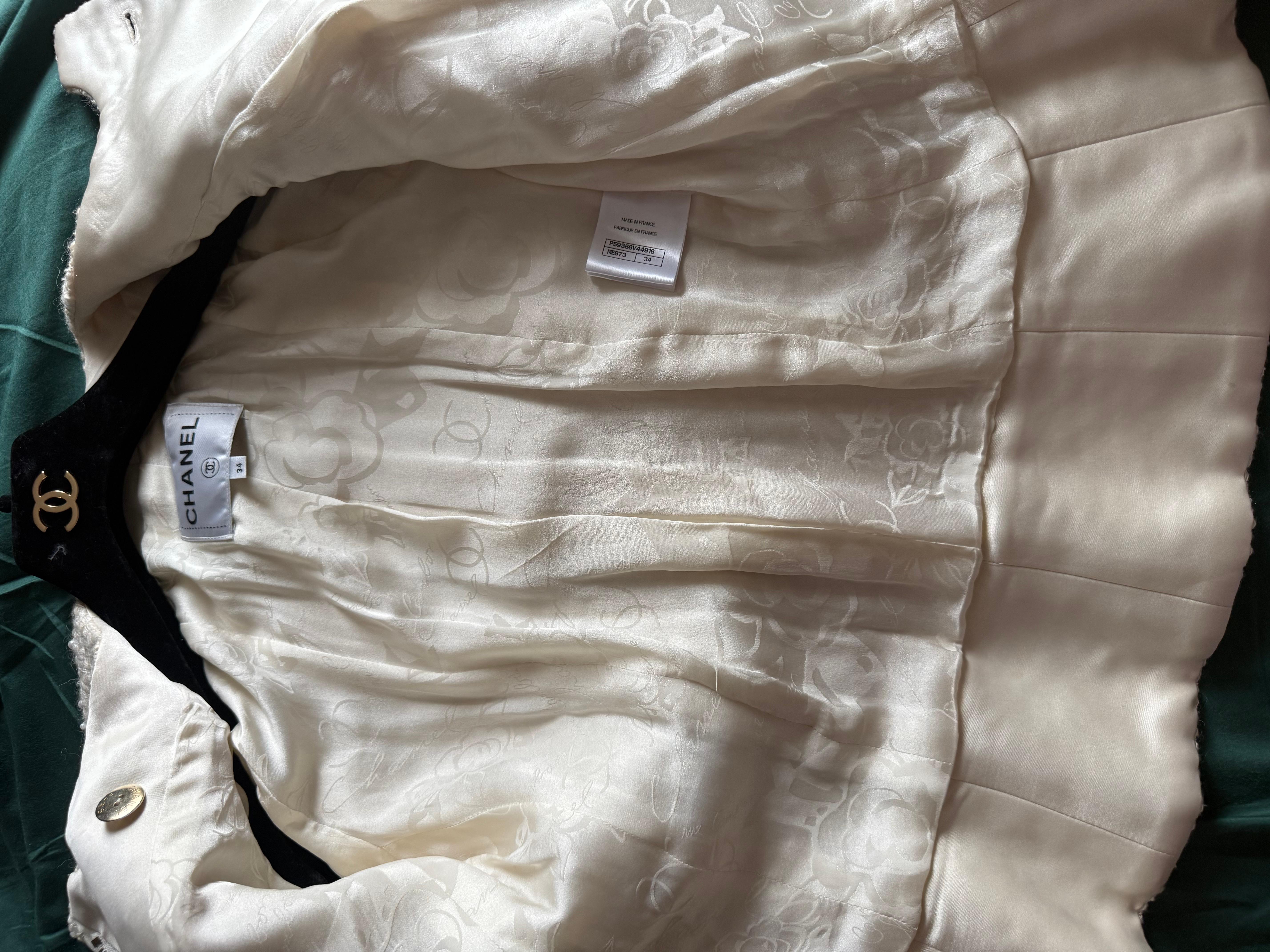 Chanel Perle  Hamburger Tweedjacke mit Perlenbesatz und Broschenknöpfen im Angebot 1