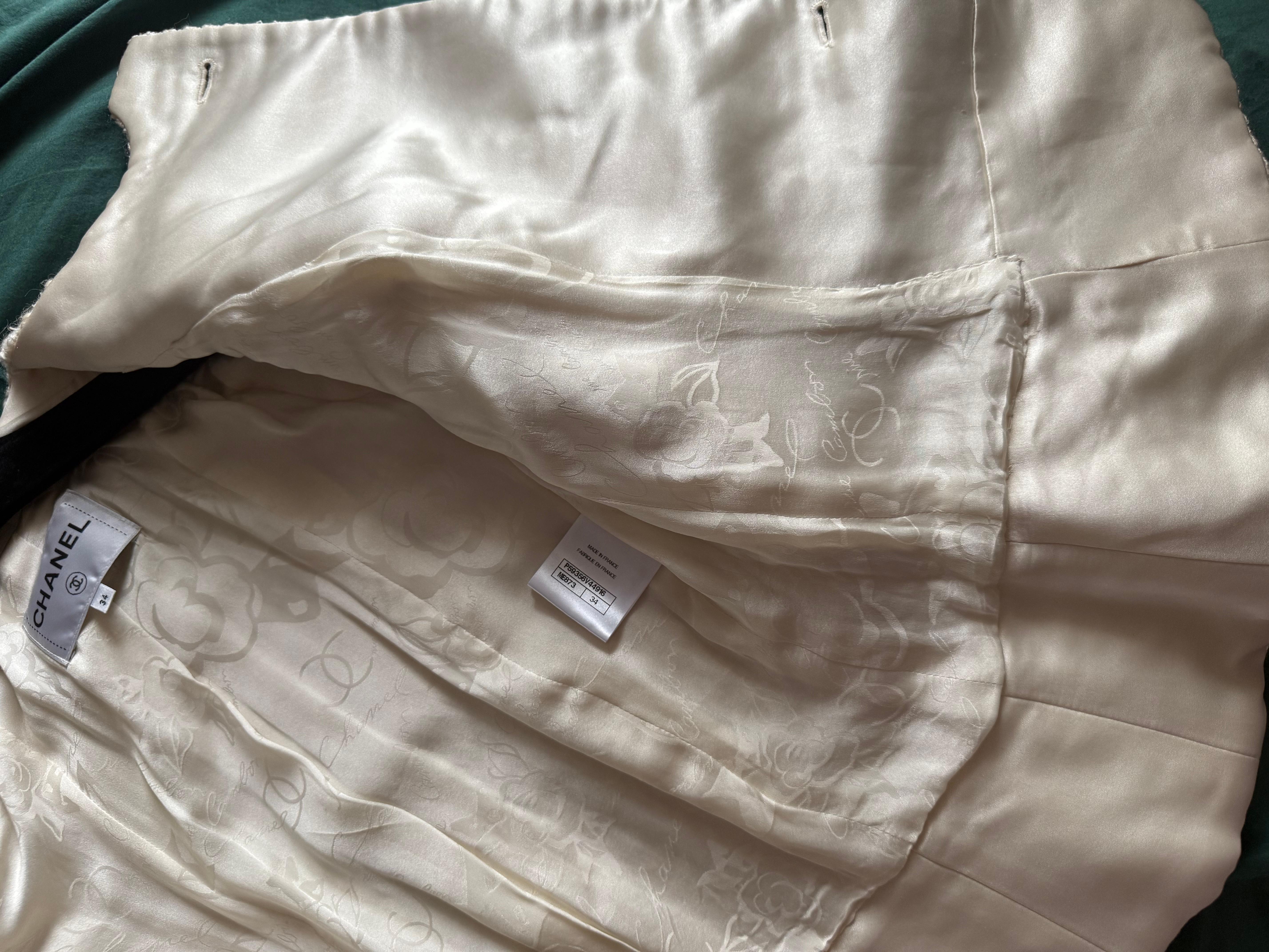 Chanel Perle  Hamburger Tweedjacke mit Perlenbesatz und Broschenknöpfen im Angebot 2