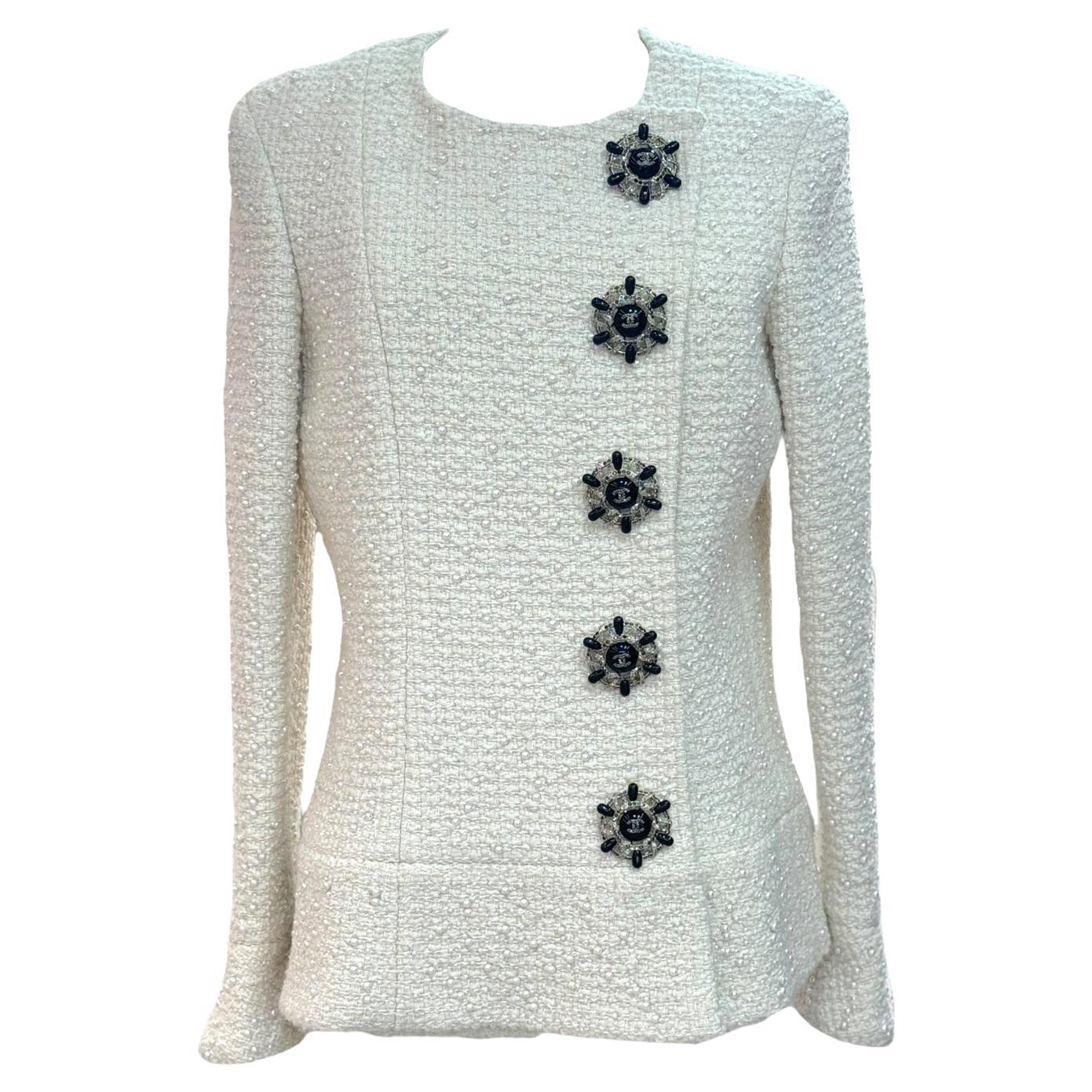 Chanel Perle  Hamburger Tweedjacke mit Perlenbesatz und Broschenknöpfen im Angebot