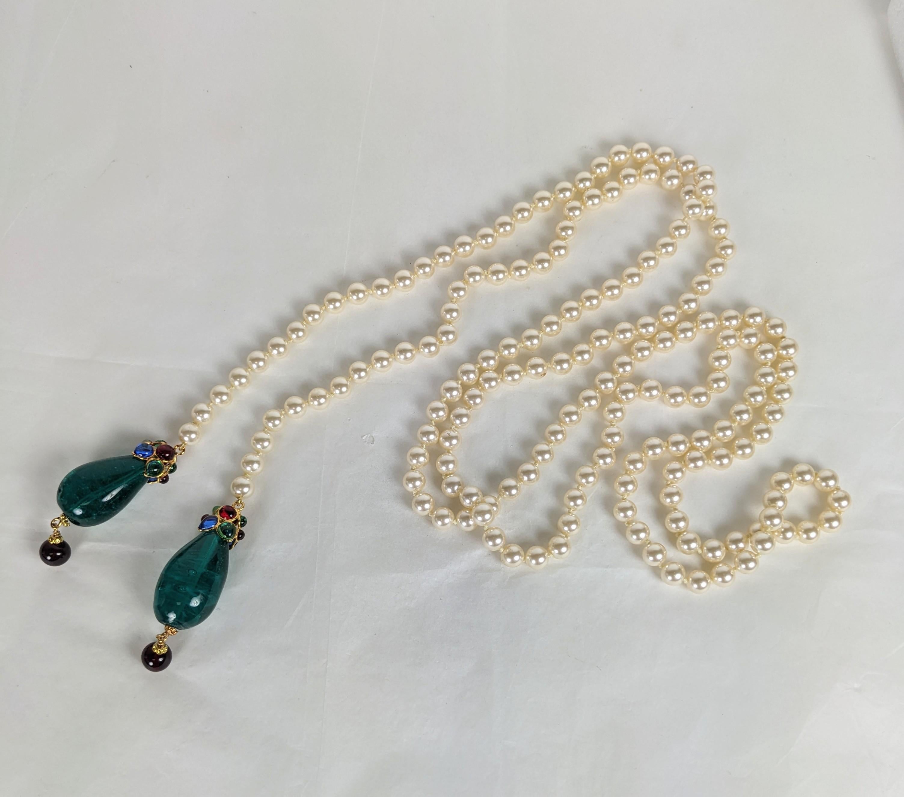 Incredibile Lariat di perle Chanel con gocce di paté de verre della Maison Gripoix. Perle finte da 8 mm annodate a mano con stravaganti gocce Gripoix. Cappelli in vetro colato realizzati a mano in pate de verre su grandi smeraldi finti con gocce di