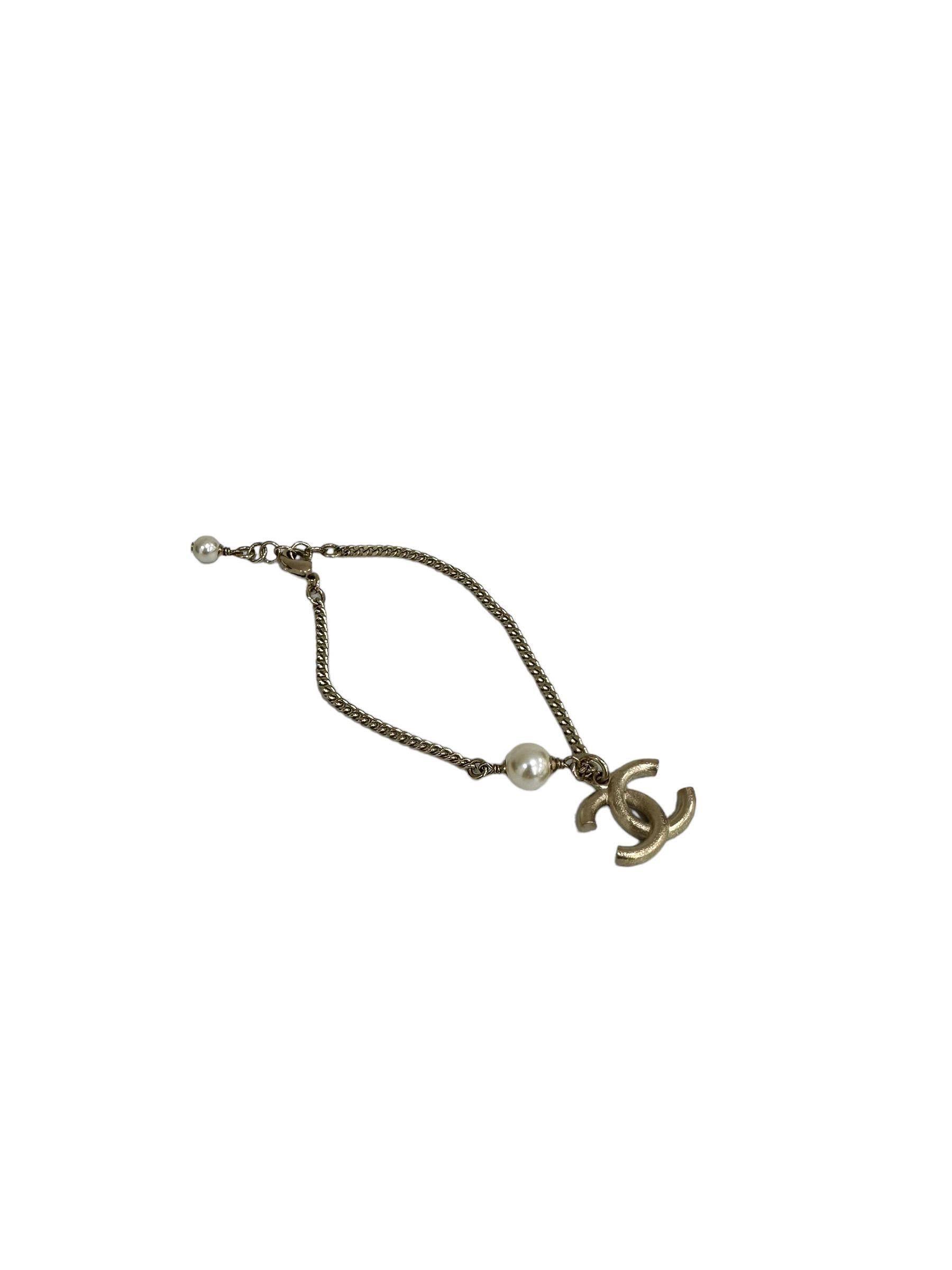 Chanel Perlen-Logo-Armband  (Grau) im Angebot