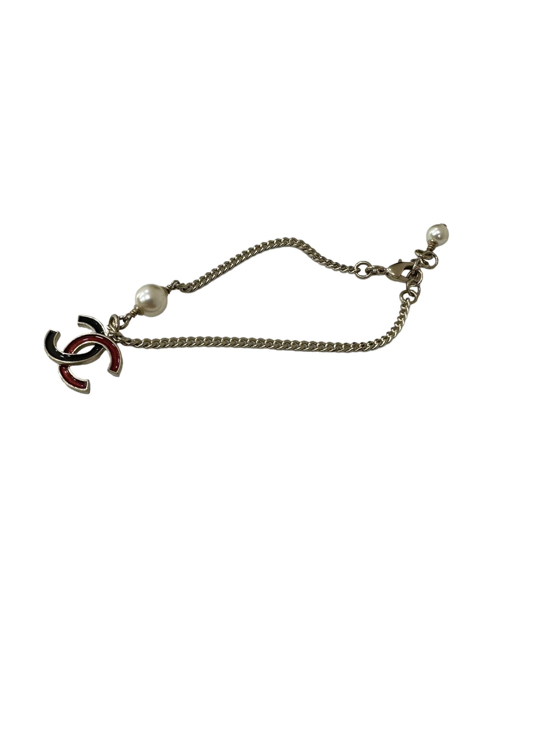Chanel Pearl Logo Bracelet  In Excellent Condition For Sale In Torre Del Greco, IT