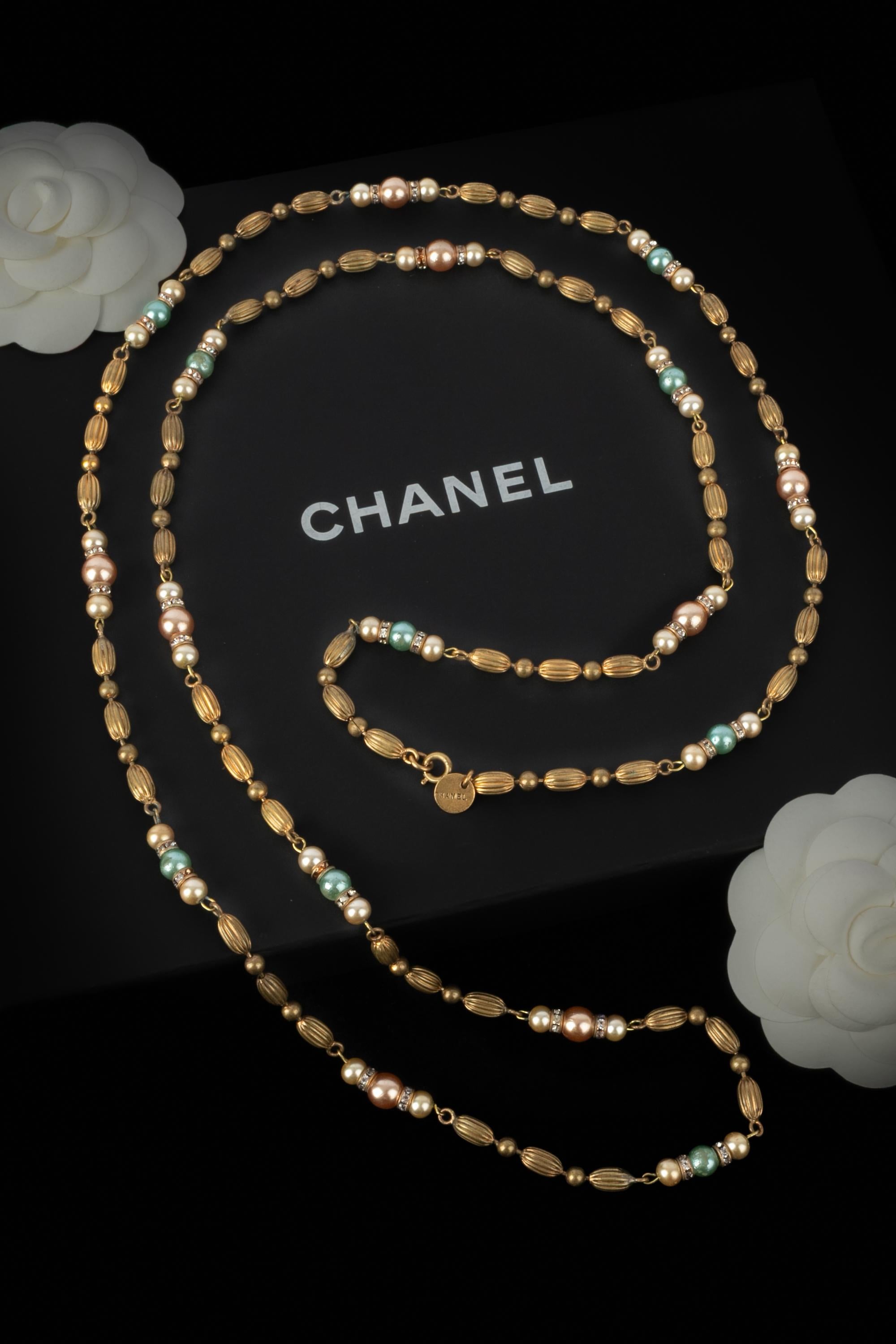 CHANEL - (Fabricado en Francia) Collar largo de perlas doradas, perlas de fantasía blancas y azules, y anillos de pedrería. Joyas de los años 60.

Estado:
Muy buen estado

Dimensiones:
Longitud: 130 cm

SKU:CB170