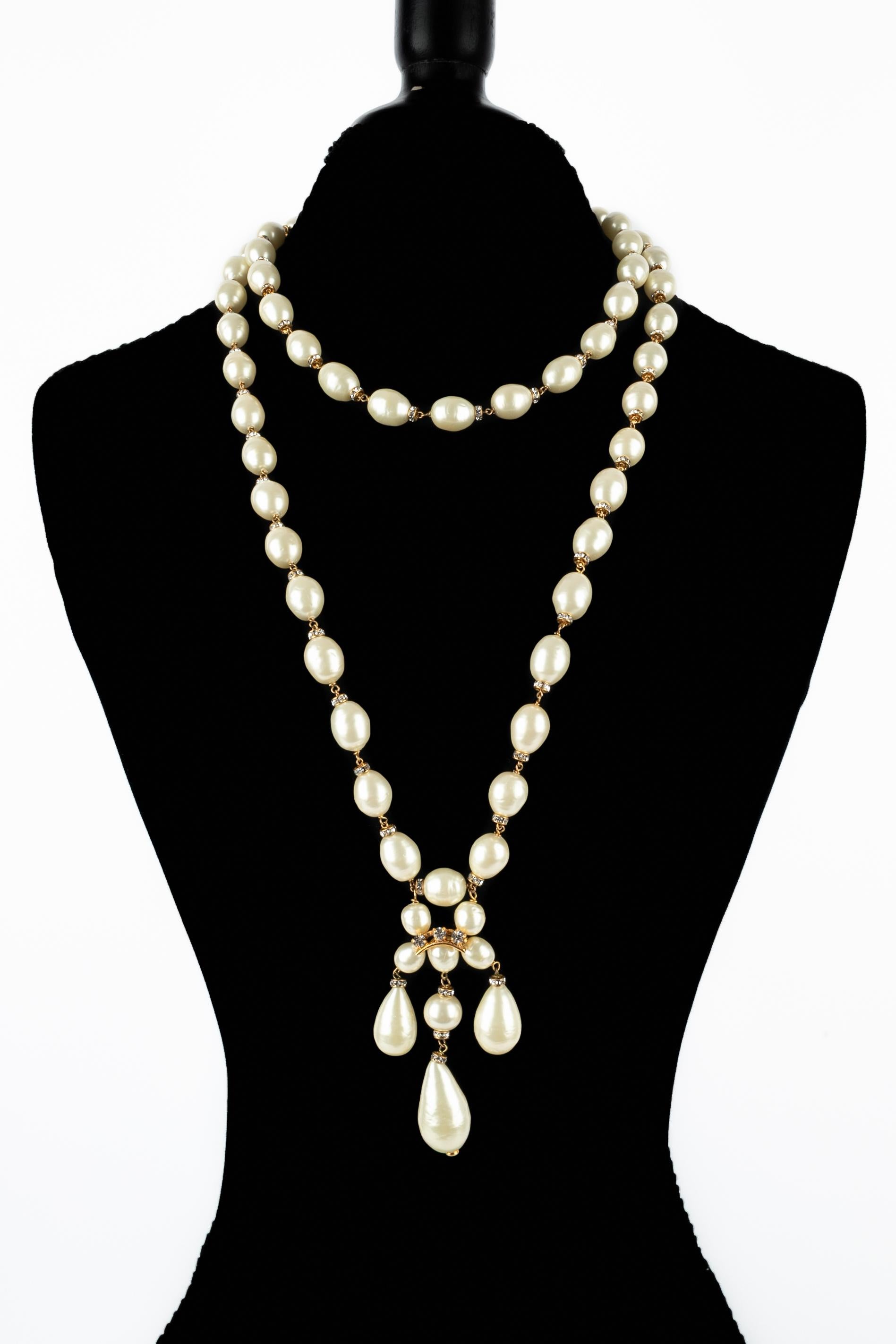 Chanel - (Made in France) Collana lunga di perle con anelli di strass Swarovski. Gioielli degli anni '80.

Condizioni:
Ottime condizioni

Dimensioni:
Lunghezza della fila più corta: da 50 a 55 cm.

SKU:CB99