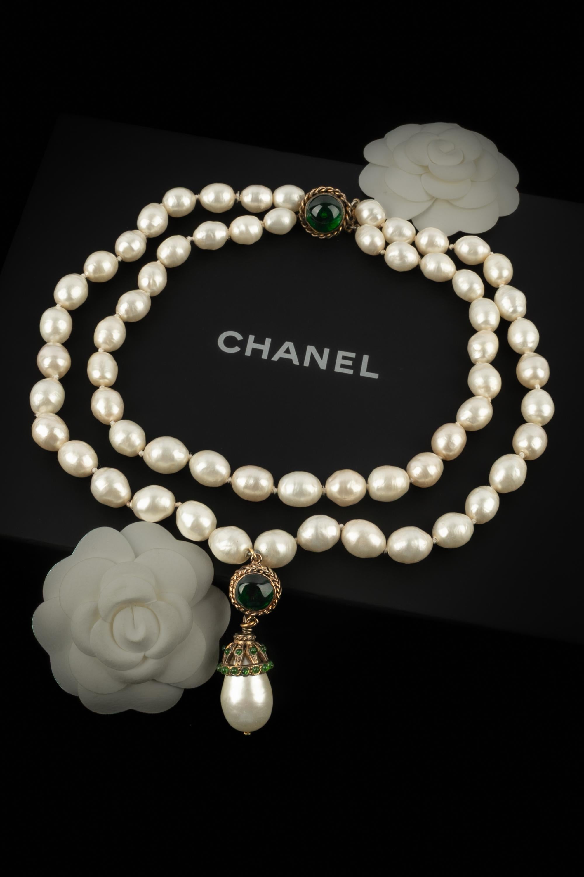 Chanel - (Made in France) Collana di perle a due file. Ciondolo in metallo dorato con pasta di vetro verde. Una Collection'S degli anni '80.

Condizioni:
Buono stato

Dimensioni:
Lunghezza della fila più corta: 46 cm

SKU:CB31