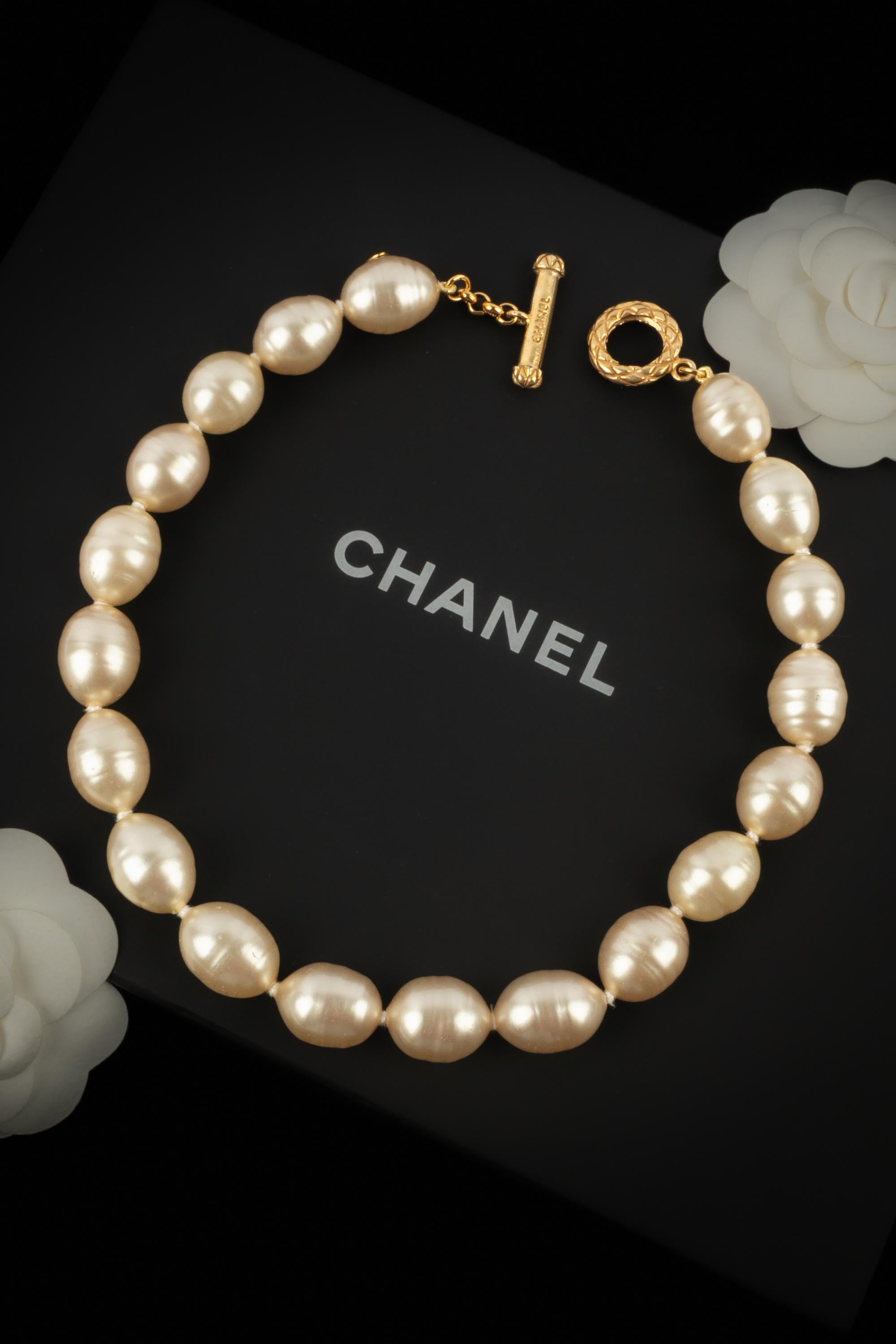Chanel - (Made in France) Collana di perle in costume assemblata con nodi. Chiusura a bastone in metallo dorato. Collezione primavera-estate 1994 sotto la direzione artistica di Karl Lagerfeld.

Condizioni:
Ottime condizioni

Dimensioni:
Lunghezza: