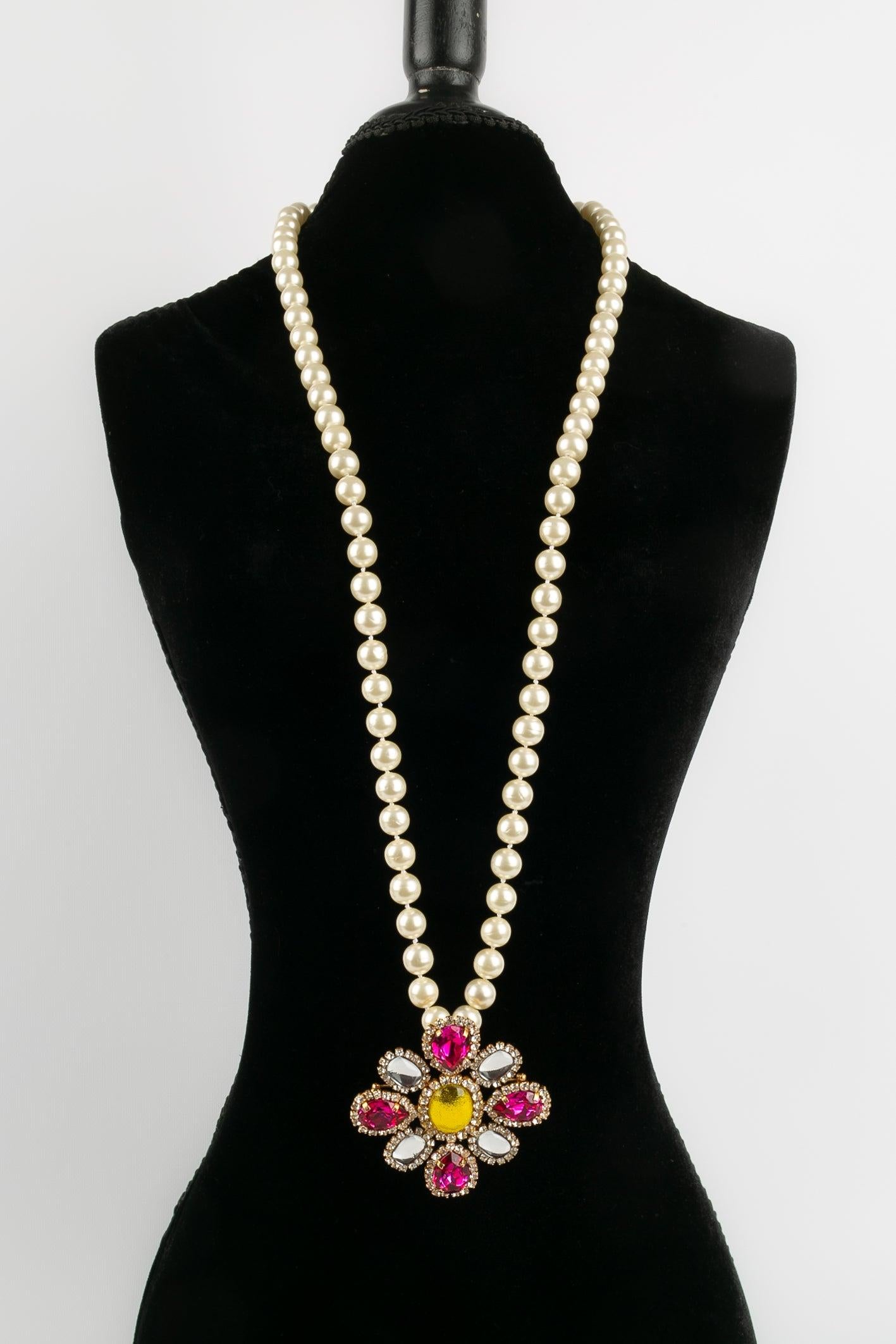 Chanel -(Made in France) Necklace of pearls decorated with a brooch pendant in gold metal and rhinestones. Spring/Summer 1995 collection.

Additional information: 

Dimensions: 
Length : 107 cm

Condition: 
Very good condition
Seller Ref number: CB73