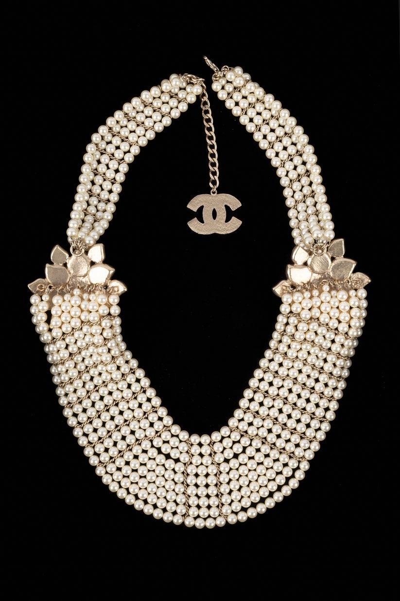 Chanel - (Made in France) Dickey necklace composed of different costume pearl rows and ornamented with two camellias. 2012 Collection. Jewelry engraved with the S of sales.

Additional information:
Condition: Very good condition
Dimensions: Length: