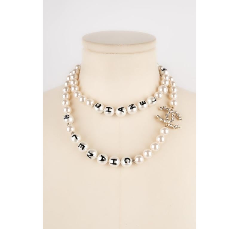 CHANEL - (Made in France) Necklace made of costume pearls painted with CHANEL. 2022 Collection.

Additional information:
Condition: Very good condition
Dimensions: Length: from 84 cm to 87 cm
Period: 21st Century

Seller Reference: CB248