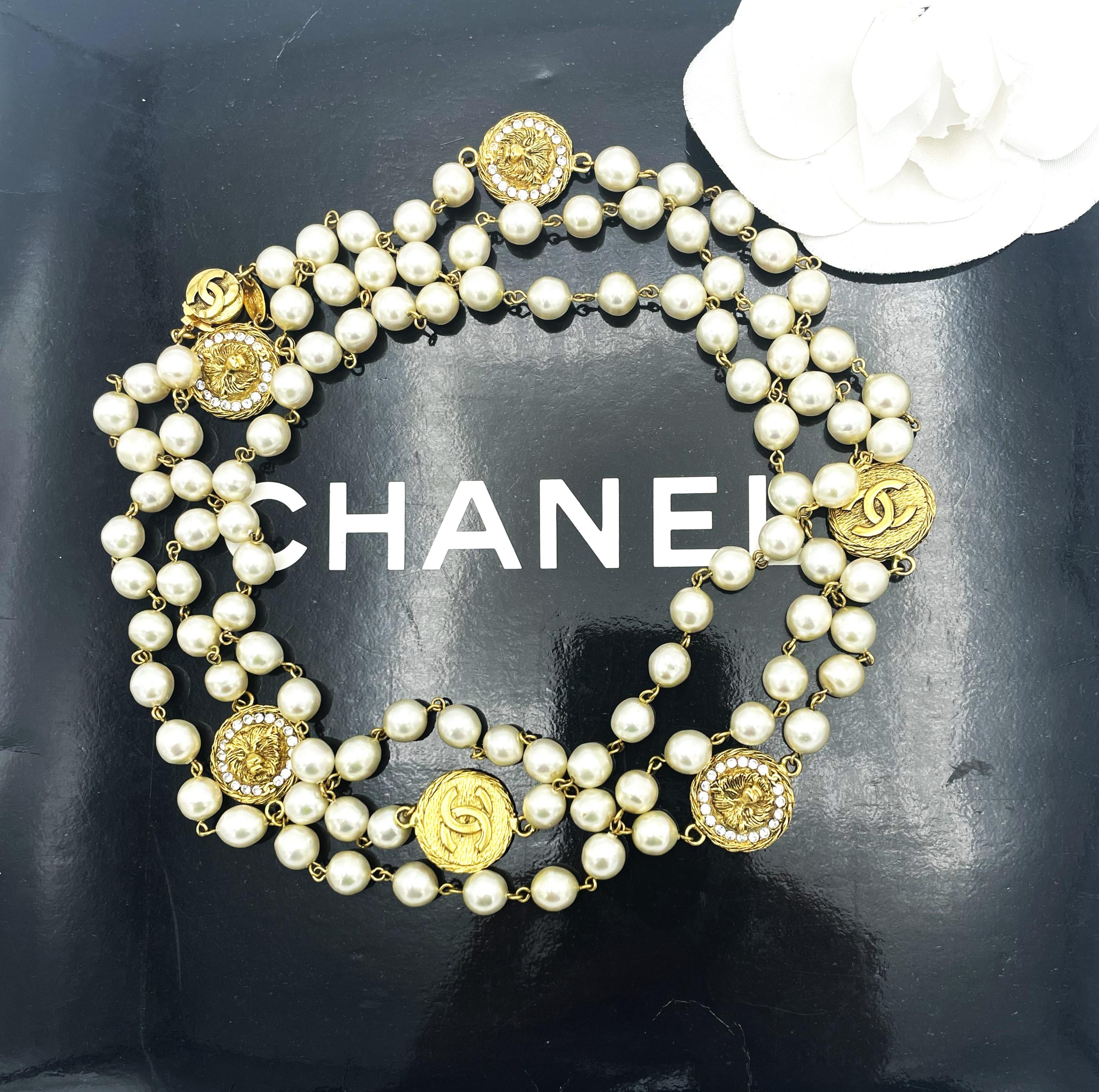 Taille ronde AUTOIR CHANEL PEARL, 6 pièces double face avec logos CC et têtes de lion, années 1982 en vente