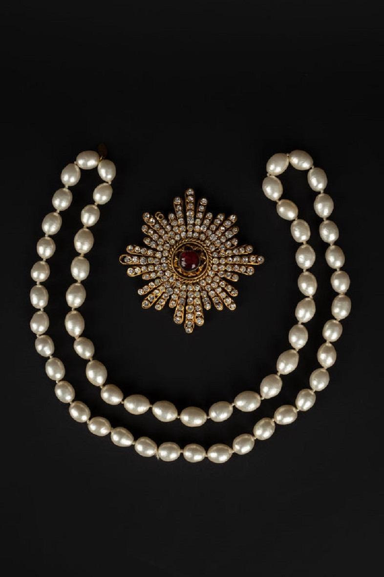 Chanel Pearl Necklace and Pendant Brooch in Metal & Rhinestones, 1984 In Excellent Condition For Sale In SAINT-OUEN-SUR-SEINE, FR