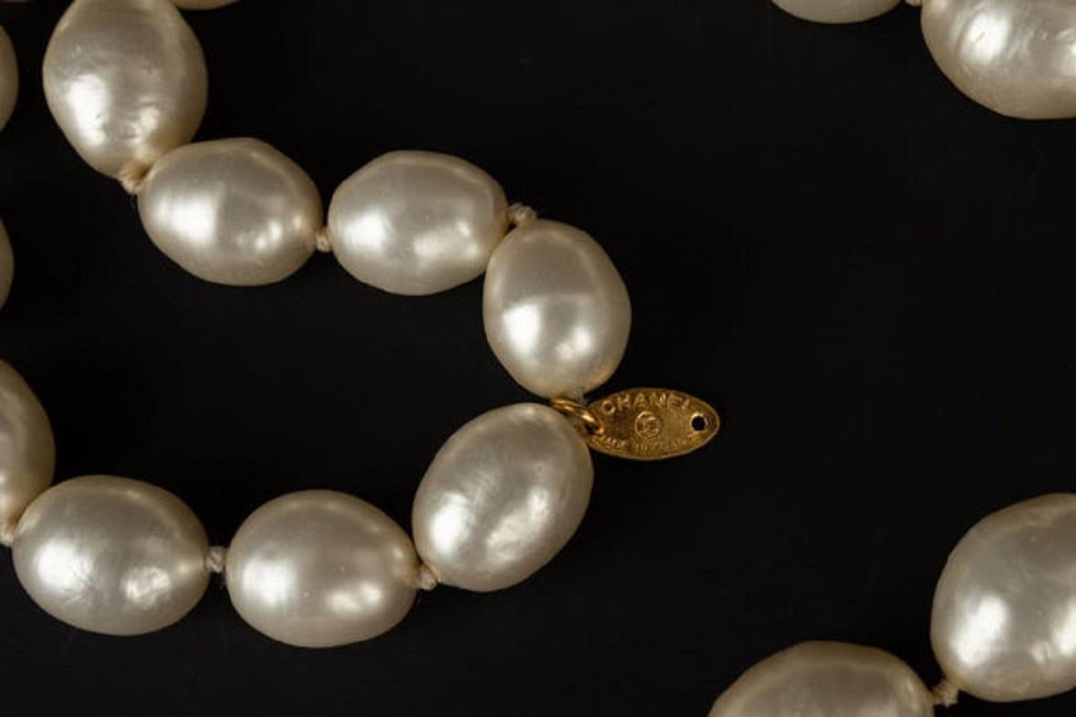 Chanel Pearl Necklace and Pendant Brooch in Metal & Rhinestones, 1984 For Sale 2