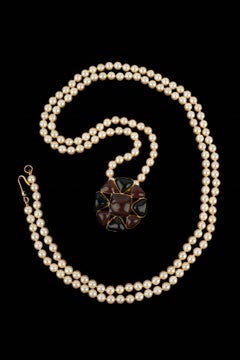 Chanel pearl necklace by Karl Lagerfeld Fall-Winter 1996