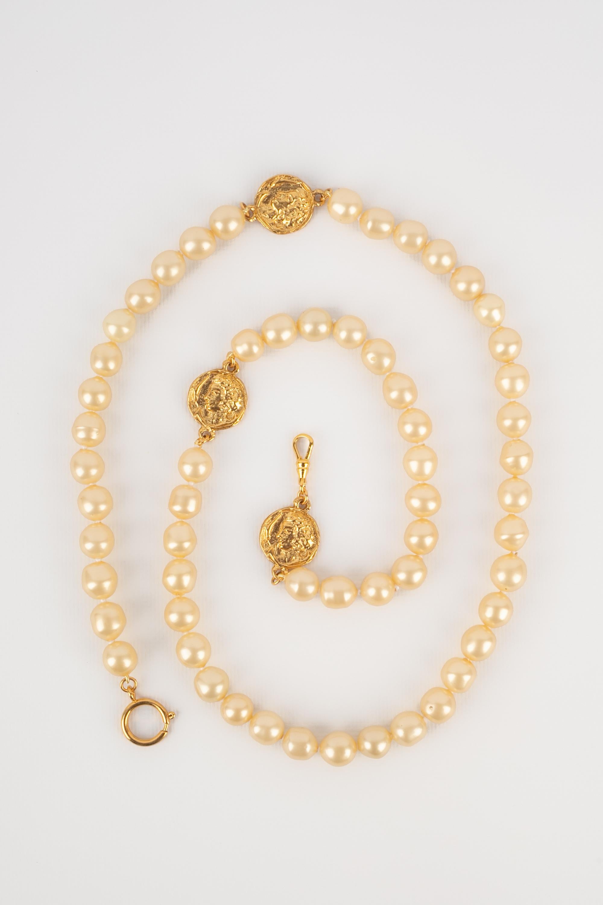 CHANEL - (Made in France) Costume pearl necklace with engraved golden metal medallions. Jewelry from the 1990s.

Condition:
Very good condition

Dimensions:
Length: 95 cm

SKU:CB65