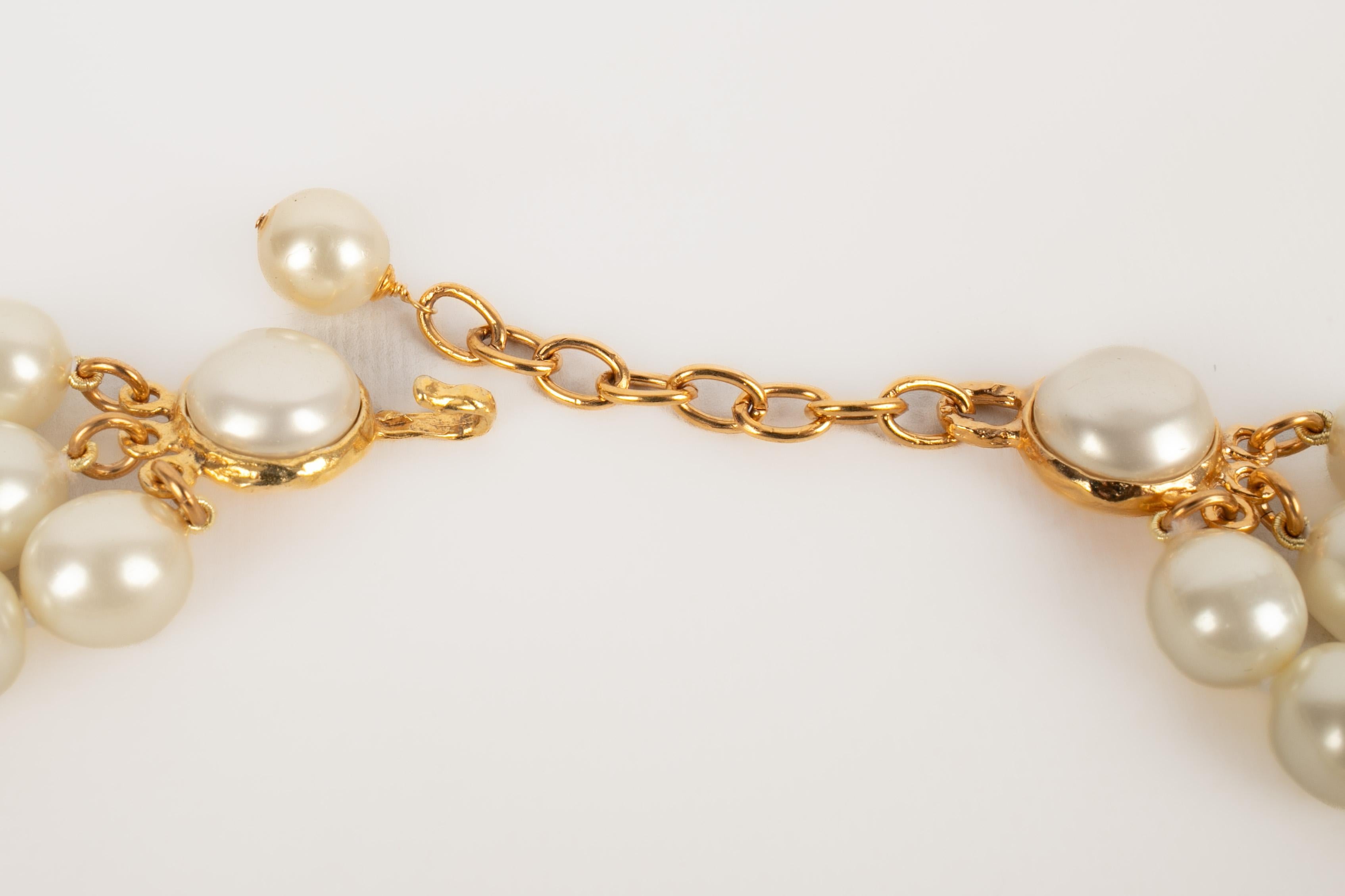 CHANEL - (Made in France) Golden metal necklace with three costume pearl rows.

Condition:
Very good condition

Dimensions:
Length: from 45 cm to 50 cm

SKU:CB81