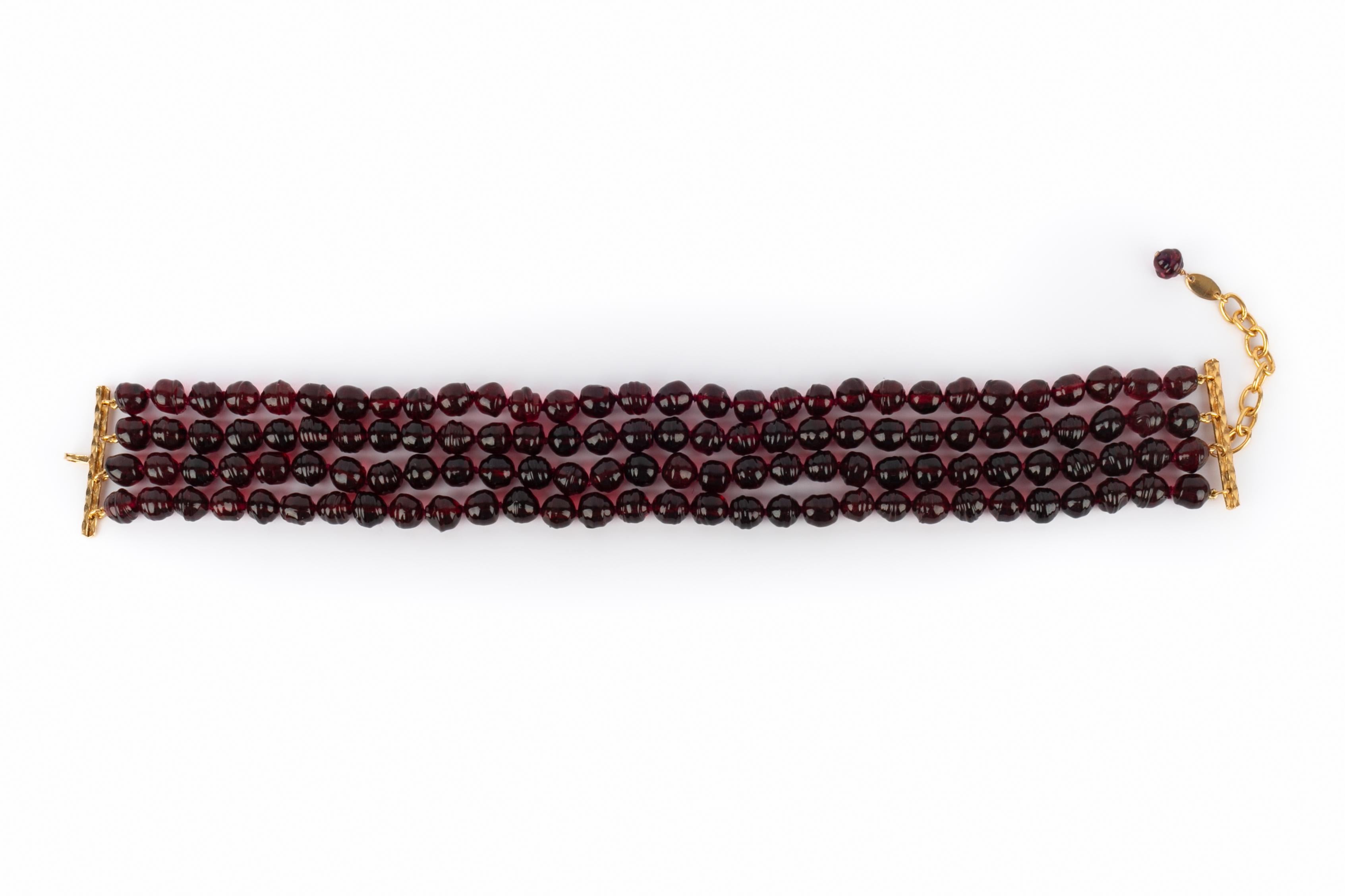 CHANEL - (Made in France) Choker-Halskette aus mehreren roten Glasperlenreihen. Schmuckstücke aus der Mitte der 1980er Jahre.

Bedingung:
Sehr guter Zustand

Abmessungen:
Länge: von 35 cm bis 41 cm - Breite: 5 cm

SKU:CB121