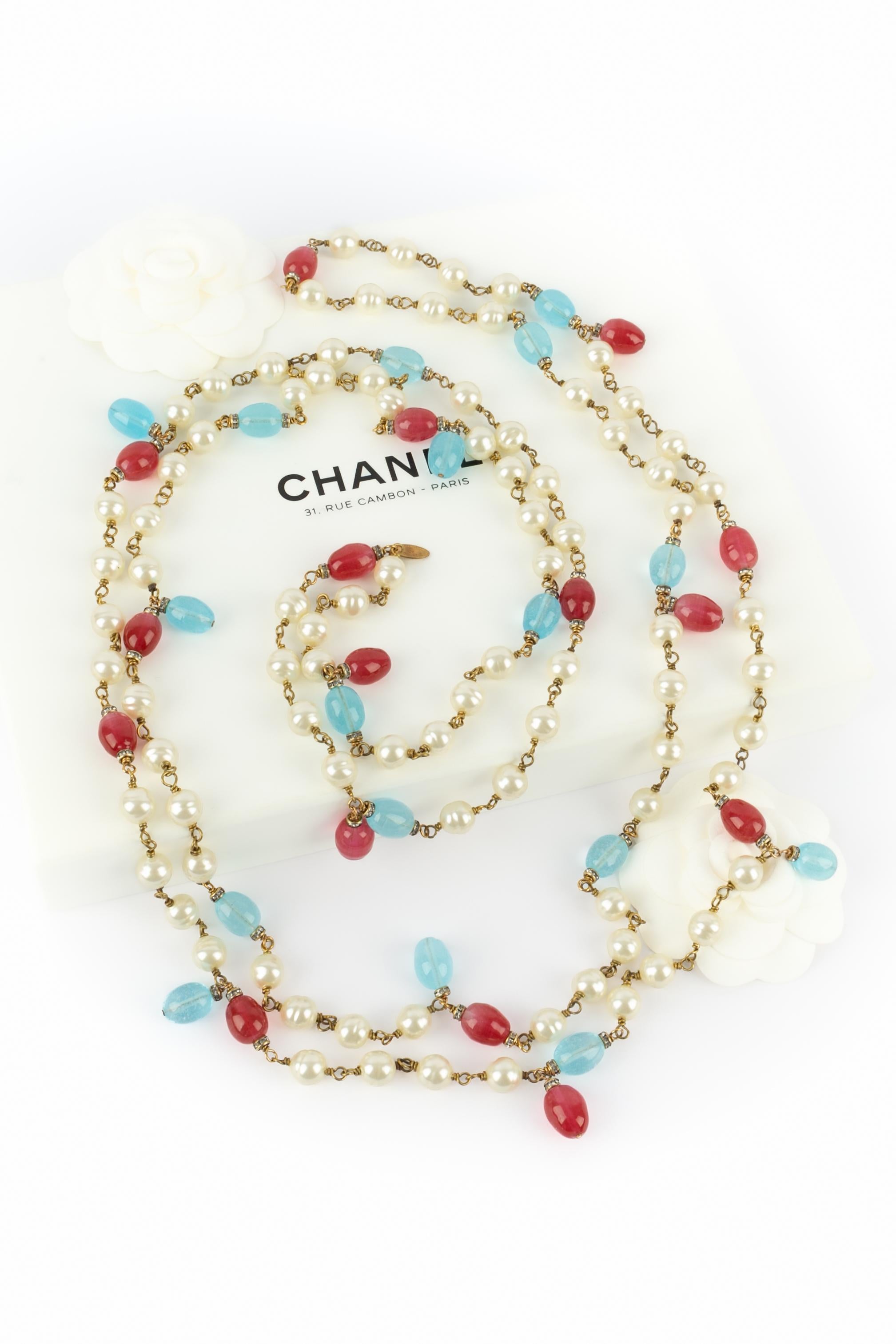 CHANEL - (Made in France) Perlenkette mit rosafarbenen und blauen Perlen und strassbesetzten Ringen. Schmuckstücke aus den späten 1980er Jahren.

Bedingung:
Sehr guter Zustand

Abmessungen:
Länge: 230 cm

SKU:CB137