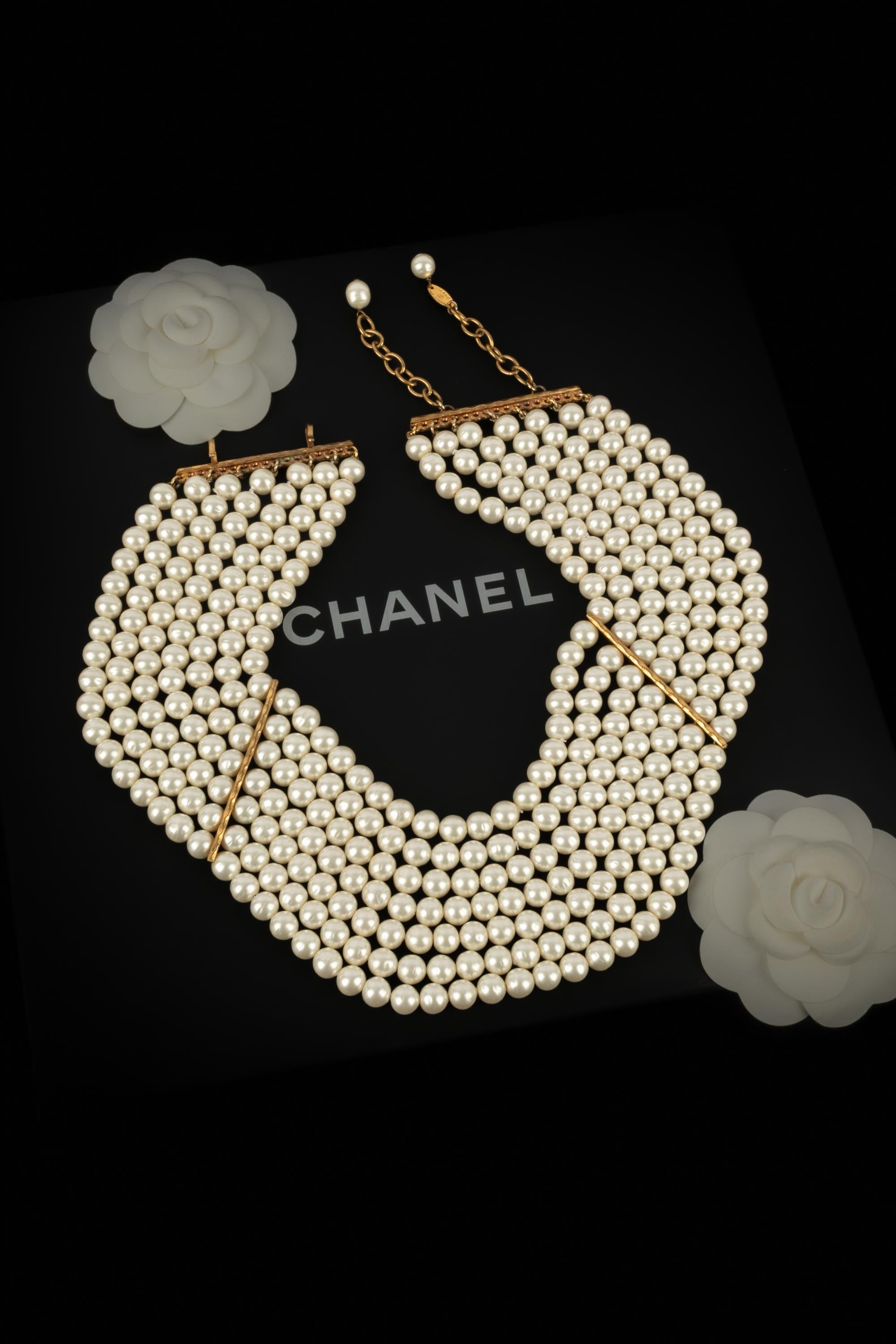 CHANEL - (Made in France) Mehrreihiges Perlenhalsband. Schmuck aus den späten 1980er bis frühen 1990er Jahren.

Bedingung:
Sehr guter Zustand

Abmessungen:
Länge der kürzeren Reihe: von 37 cm bis 42 cm

SKU:CB129