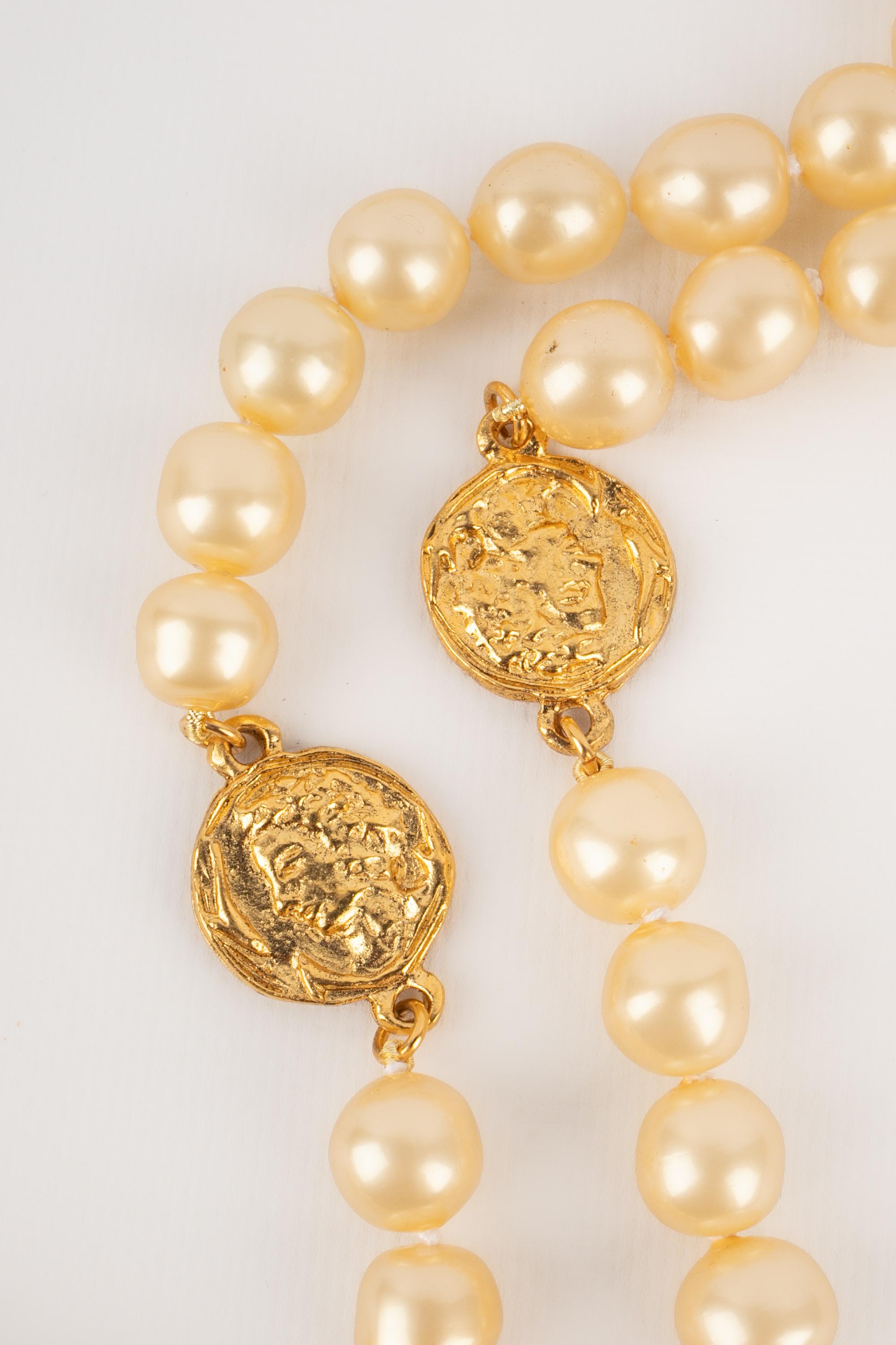 Women's Chanel pearl necklace