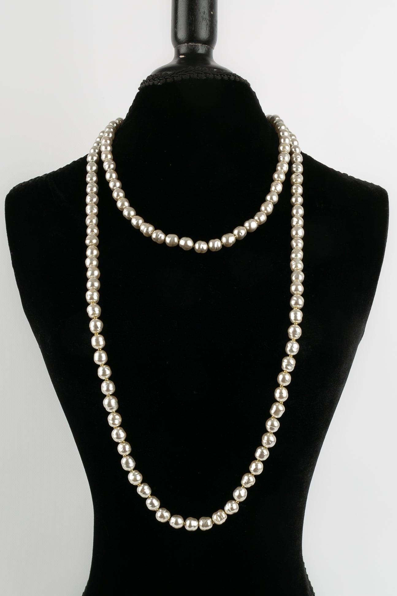 Chanel - Collier de perles nacrées dans les tons gris clair. Collectional 1981.

Informations complémentaires : 
Dimensions : Longueur : 157 cm
Condit : Très bon état.
Numéro de référence du vendeur : CB106