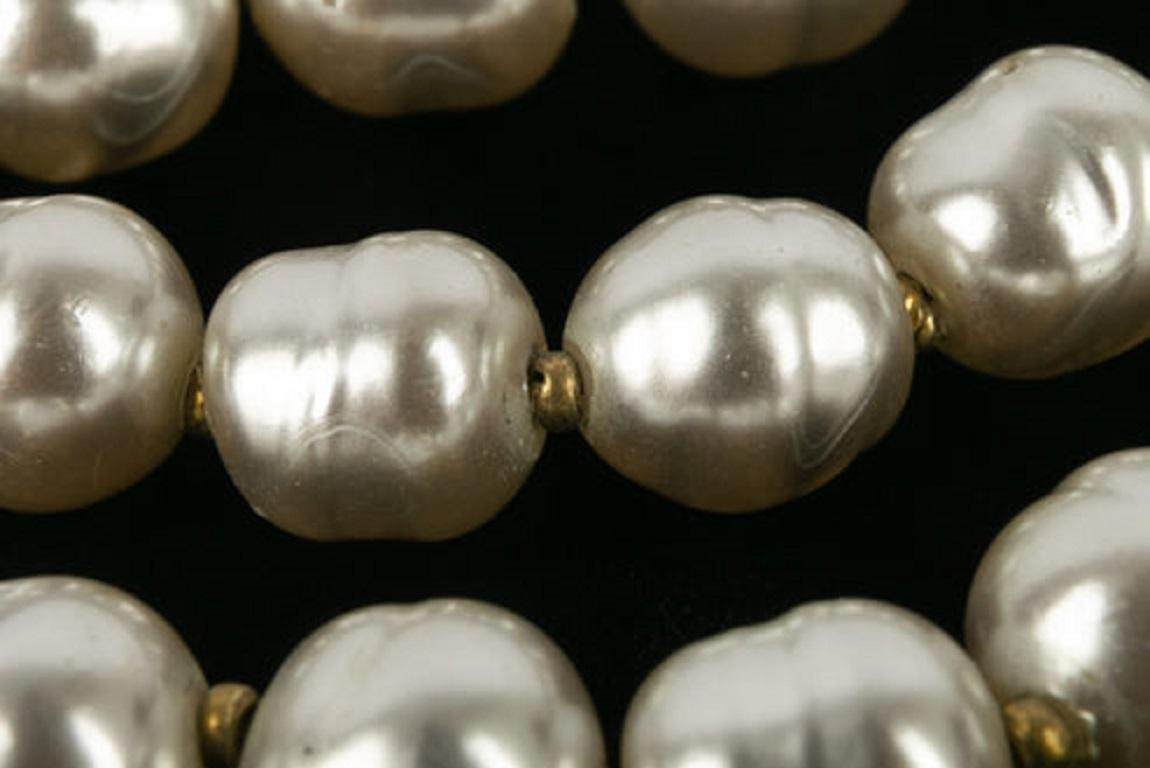 Chanel Collier de perles gris clair en vente 3