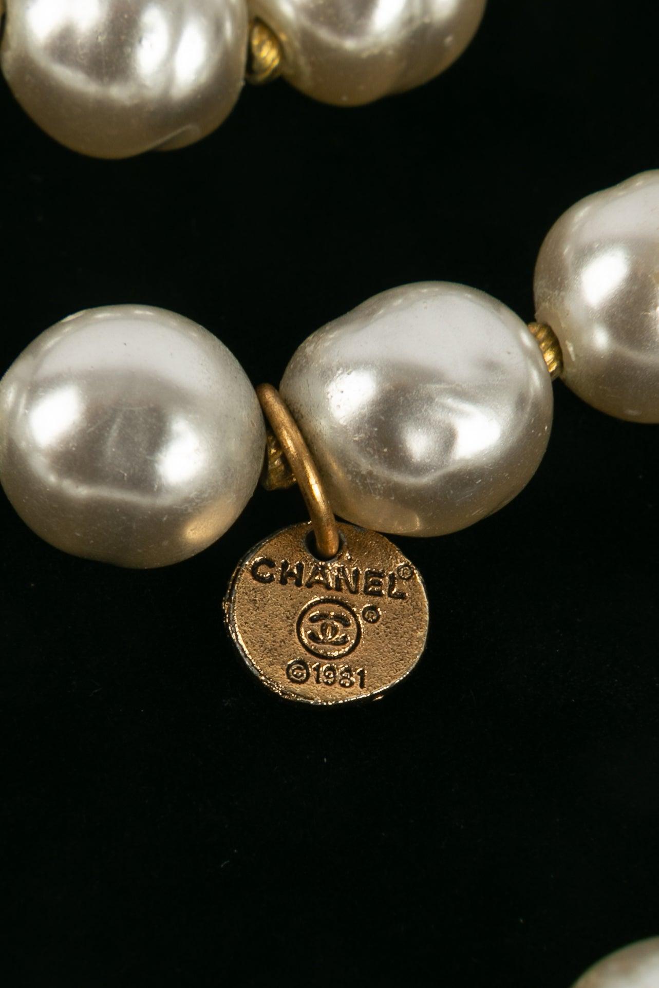 Chanel Collier de perles gris clair en vente 4