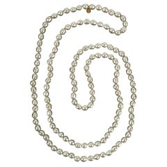 Collar de perlas Chanel en gris claro