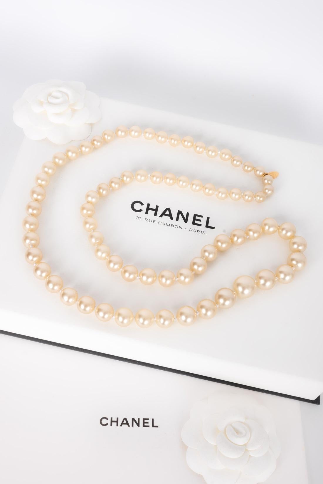Chanel Perlenkette aus perlmuttfarbenen Perlen im Zustand „Gut“ im Angebot in SAINT-OUEN-SUR-SEINE, FR