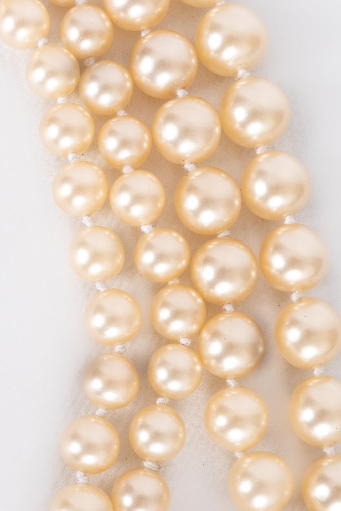 Chanel Perlenkette aus perlmuttfarbenen Perlen Damen im Angebot